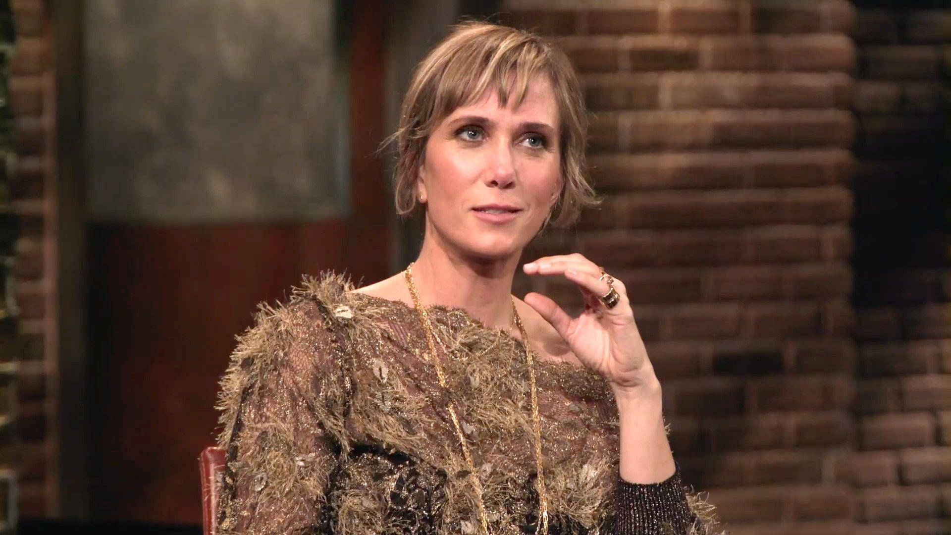 Kristen Wiig, short blonde hair, textured brown top, Full HD Desktop Wallpaper