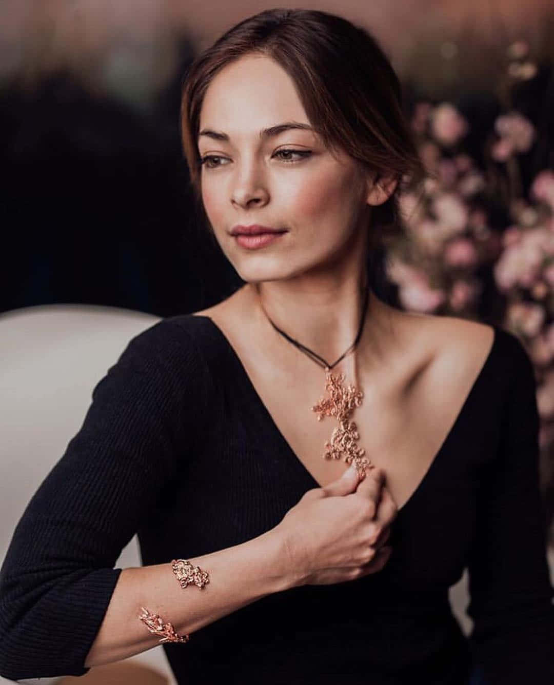 Kristin Kreuk, black top, rose gold floral necklace, HD Phone Wallpaper