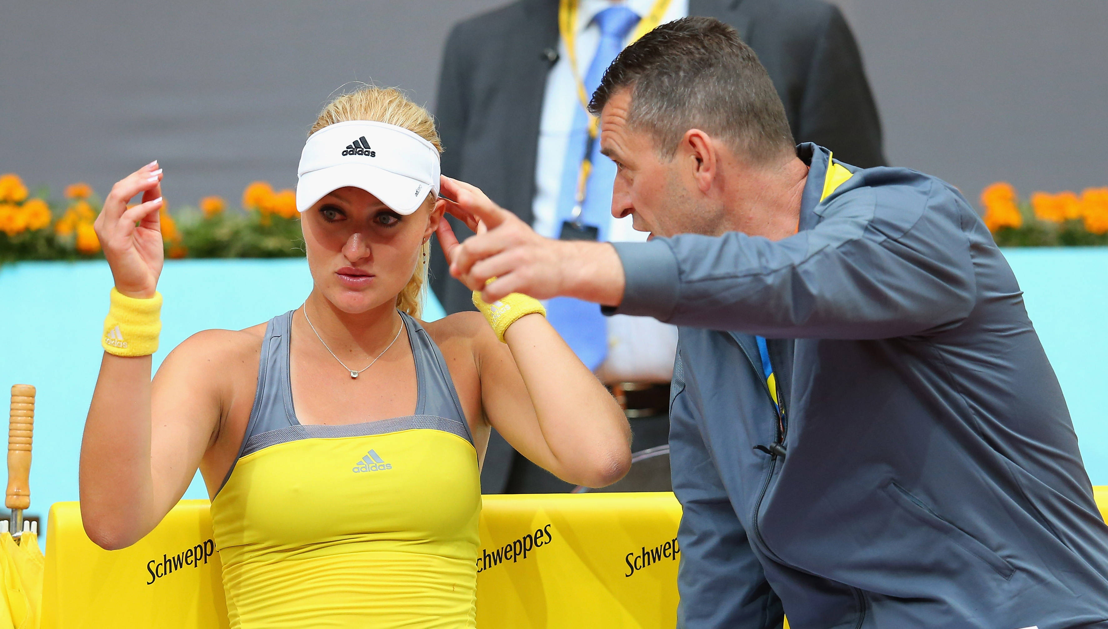 Kristina Mladenovic, yellow gear, coach, 2K Desktop Wallpaper