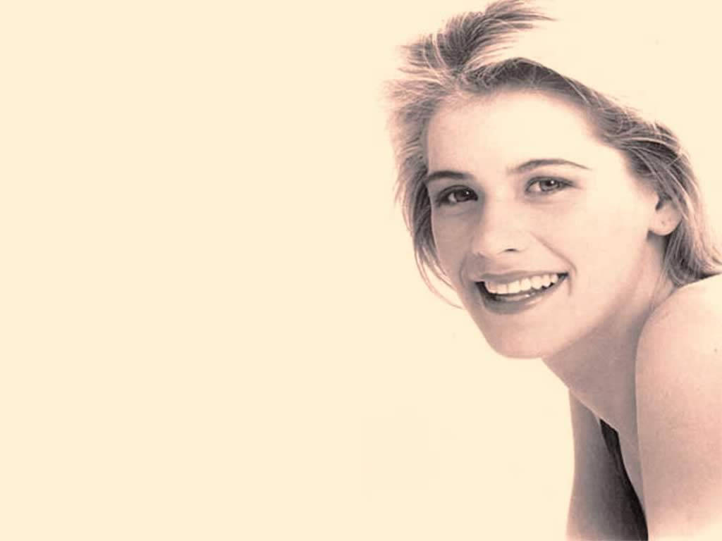 Kristy Swanson, tousled hair, soft cream background, SD Desktop Wallpaper