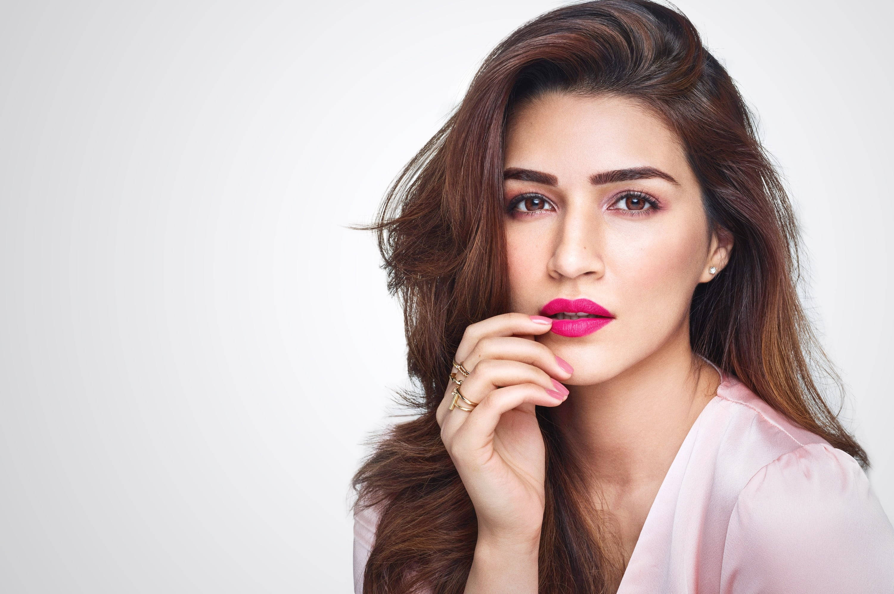Kriti Sanon, pink lipstick, long brown hair, 2K Desktop Wallpaper