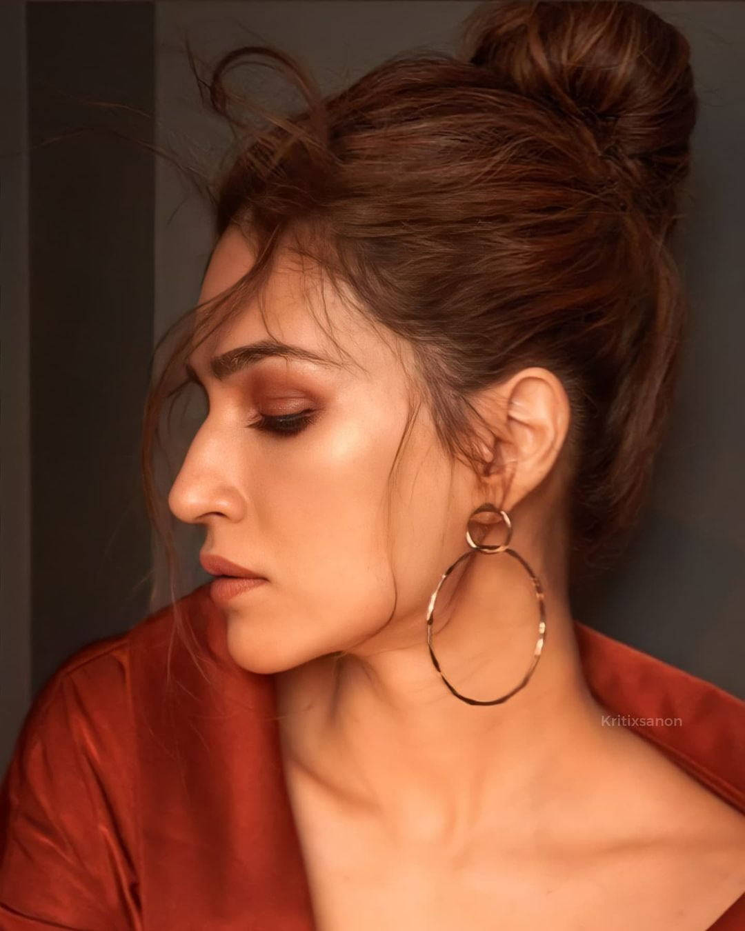 Kriti Sanon, silk red, rust-colored top, HD Phone Wallpaper