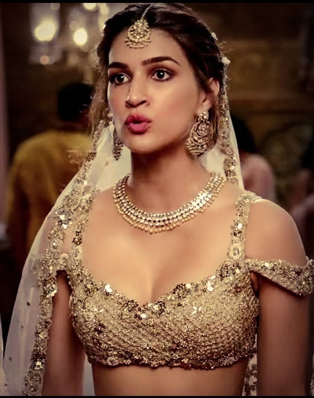 beige sari, Kriti Sanon, ornate gold bridal attire, HD Phone Wallpaper
