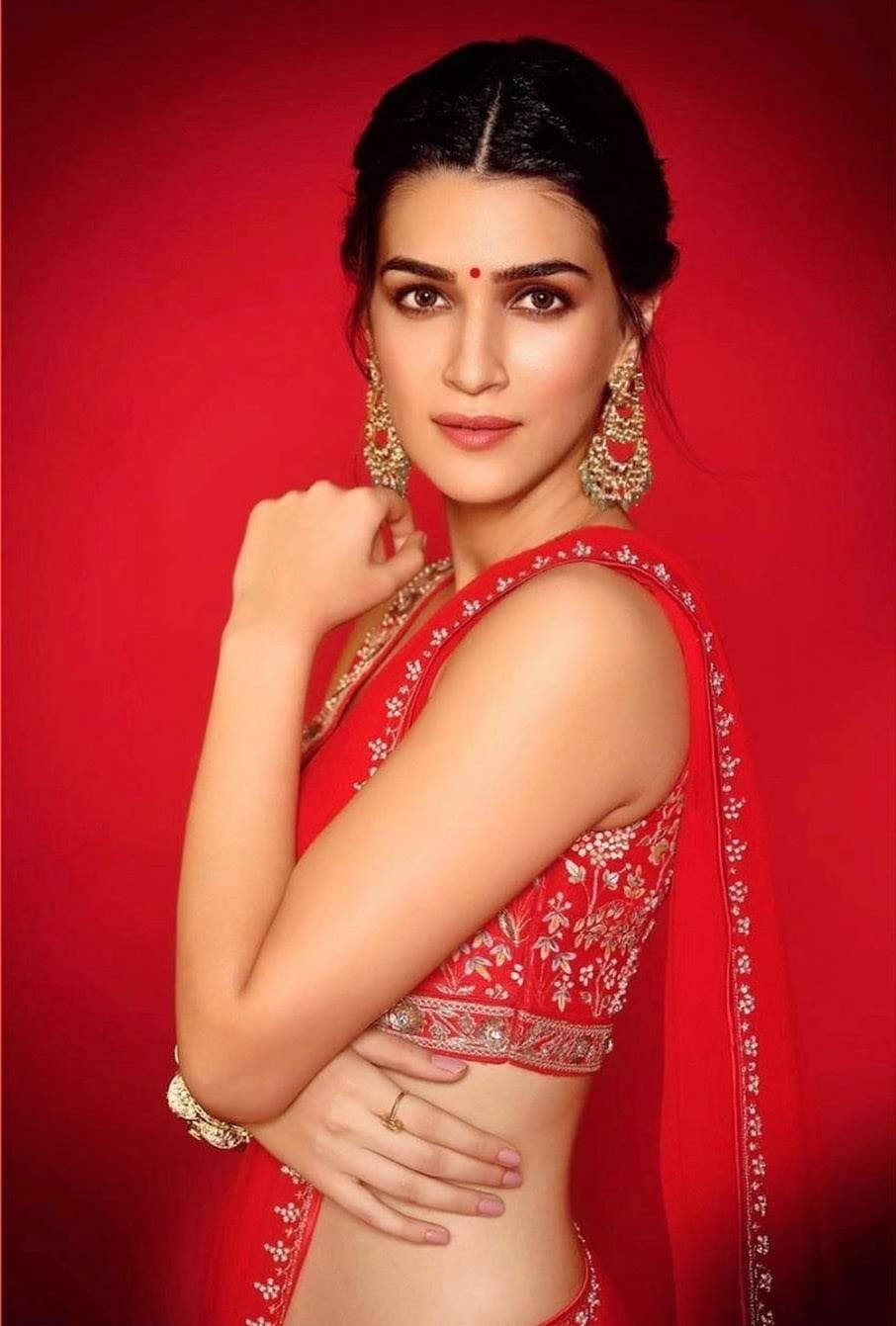 Kriti Sanon, red embroidered sari, gold jewelry, HD Phone Wallpaper