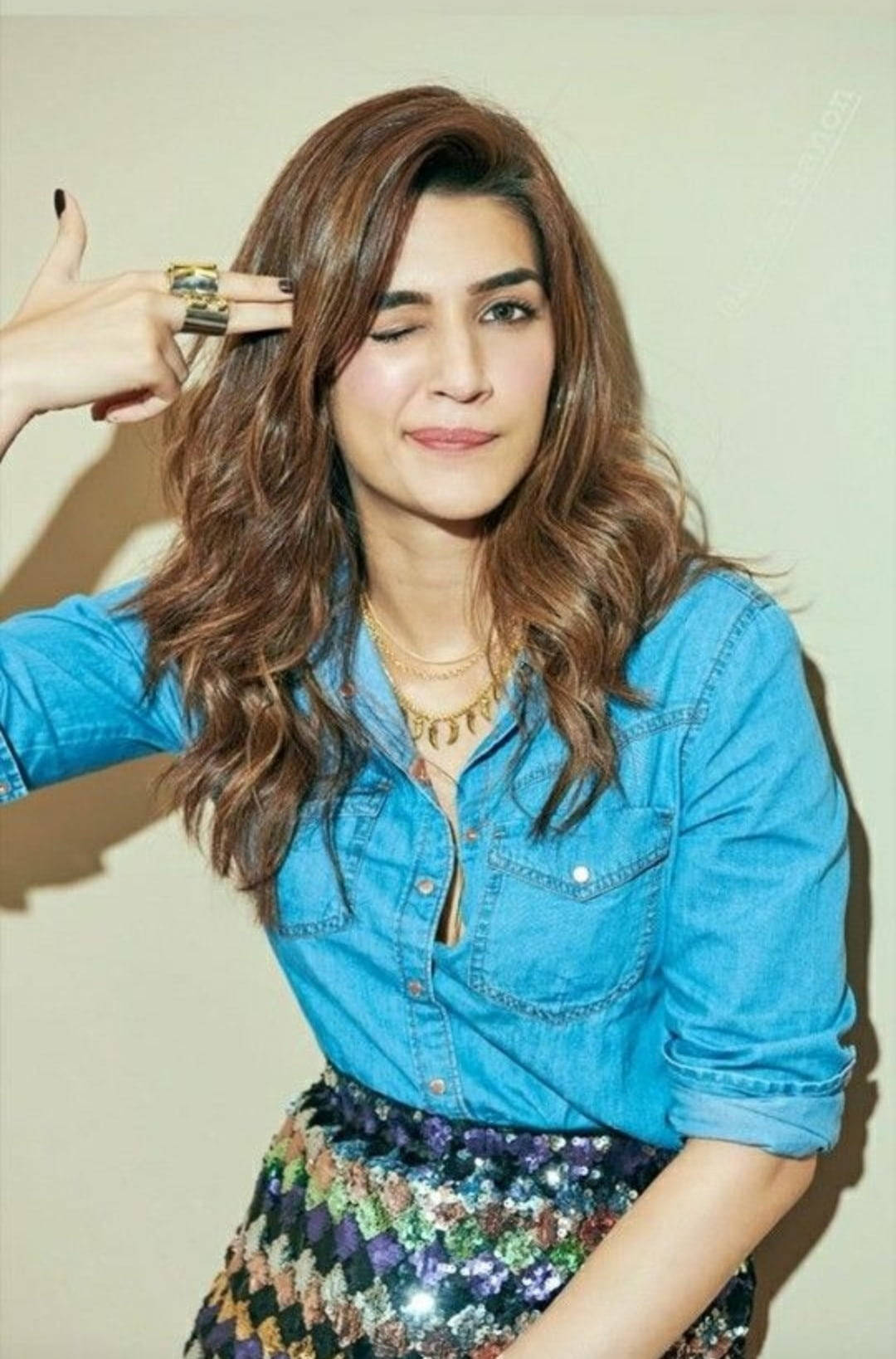 Kriti Sanon, blue denim shirt, sequined skirt, HD Phone Wallpaper
