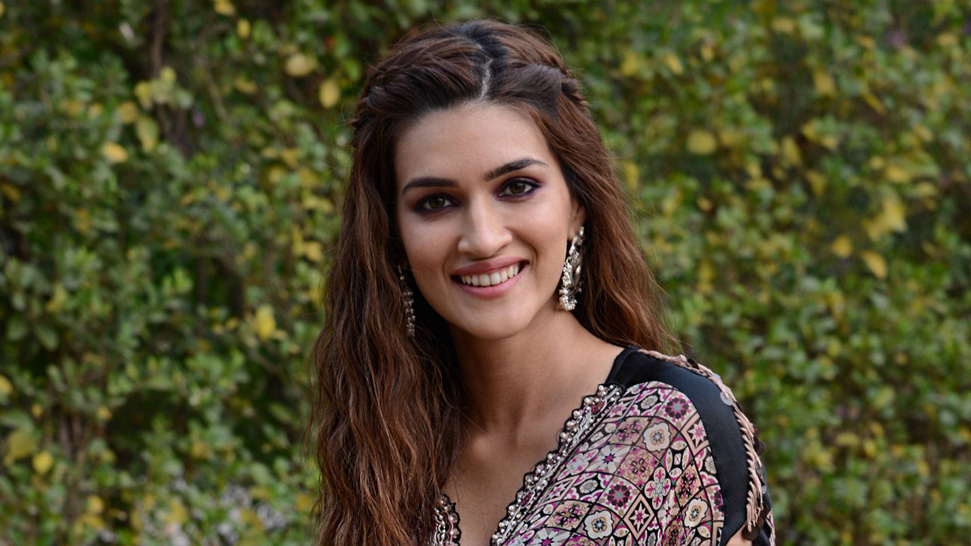 Kriti Sanon, long brown hair, lush green foliage, Full HD Desktop Wallpaper