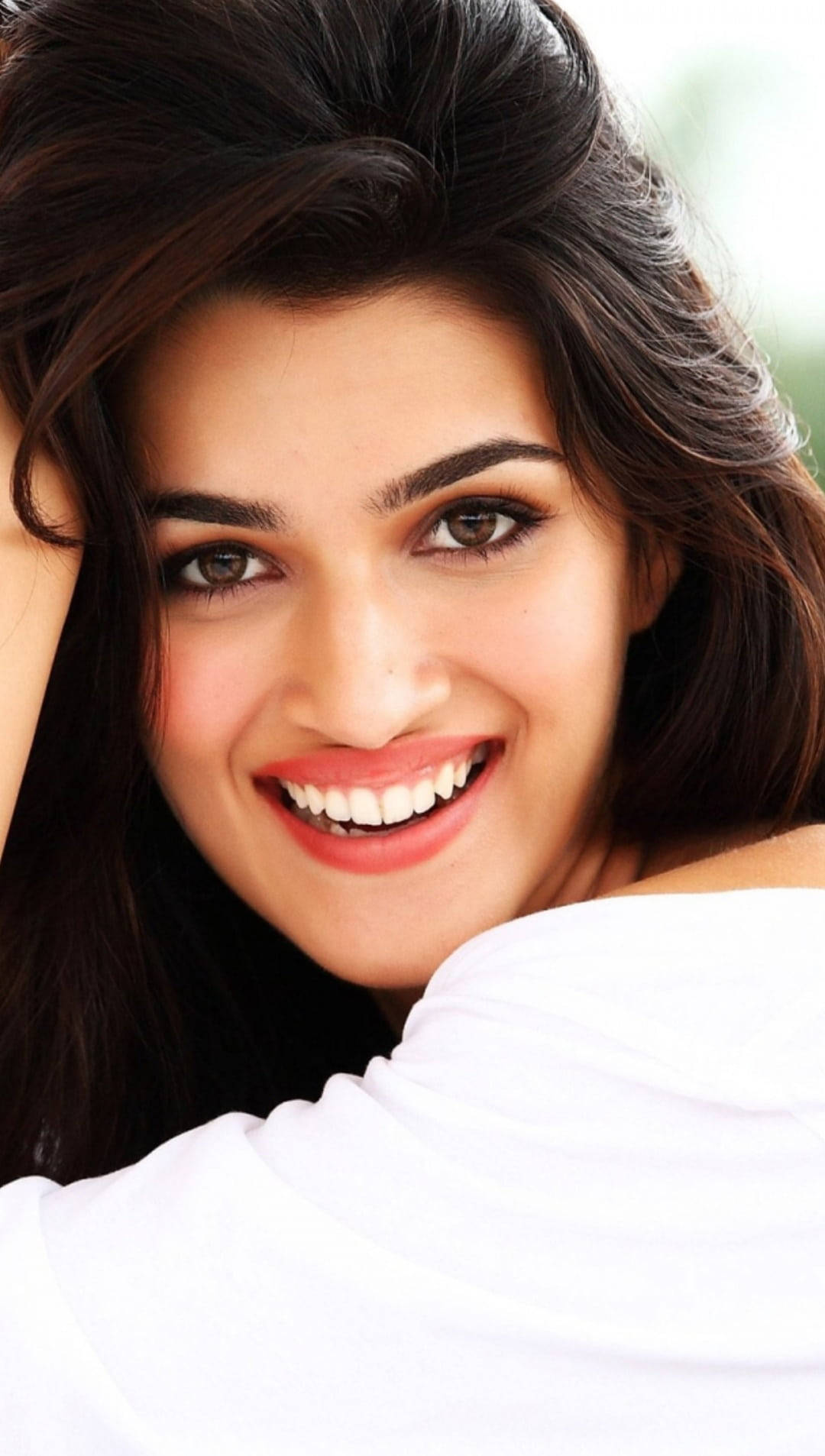 Kriti Sanon, dark hair, soft blurred background, HD Phone Wallpaper