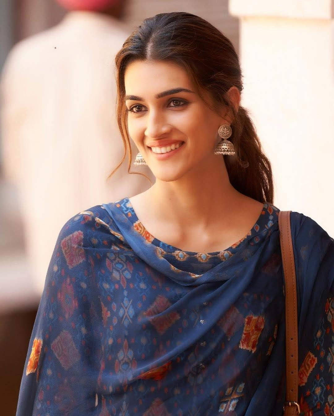 Kriti Sanon, dark blue, blue patterned outfit, HD Phone Wallpaper