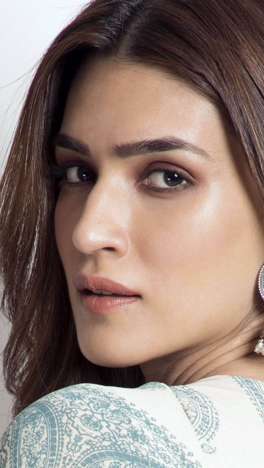 Kriti Sanon, dark hair, detailed makeup, HD Phone Wallpaper