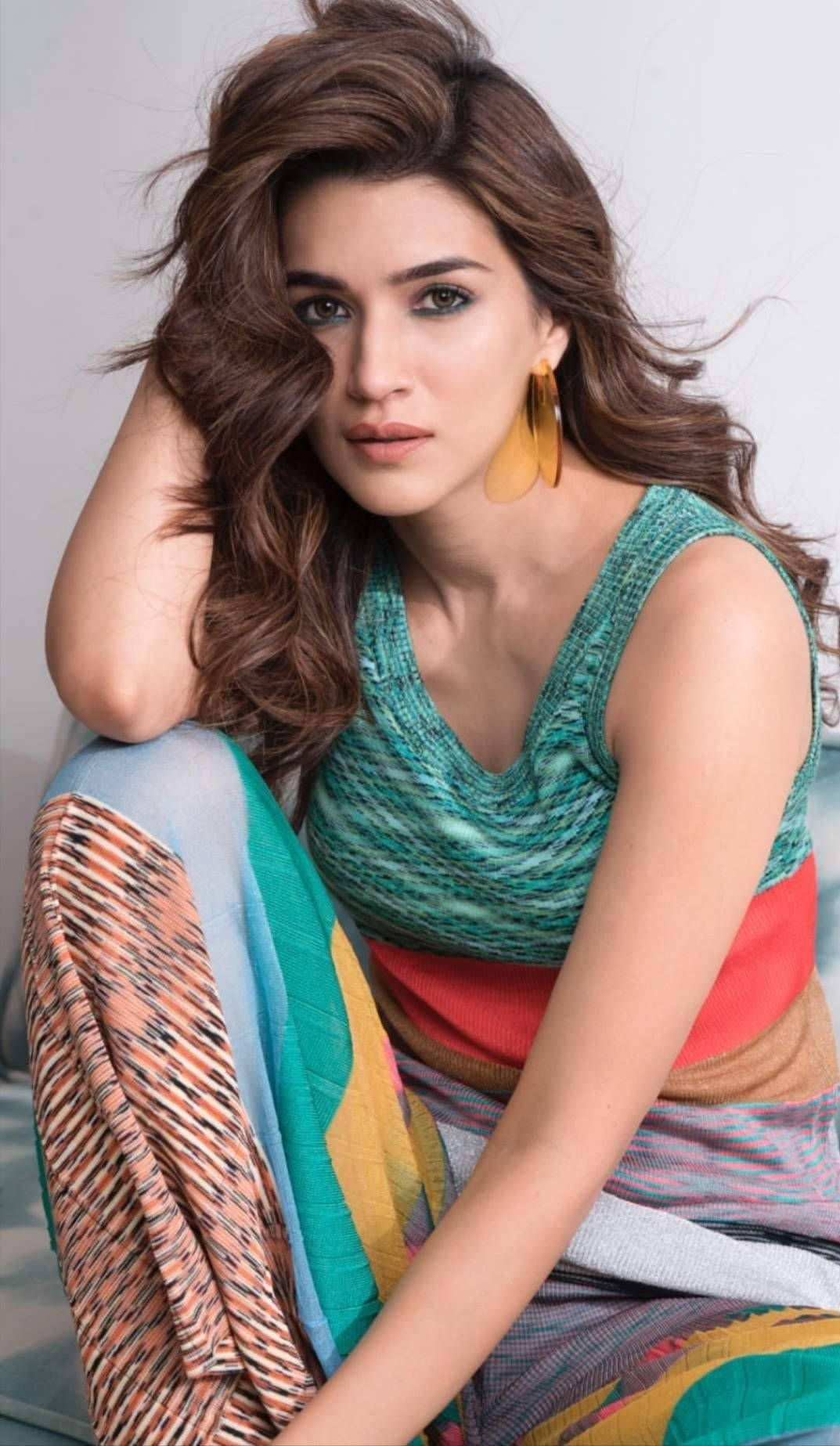 Teal Yellow, Kriti Sanon, wavy brown hair, HD Phone Wallpaper