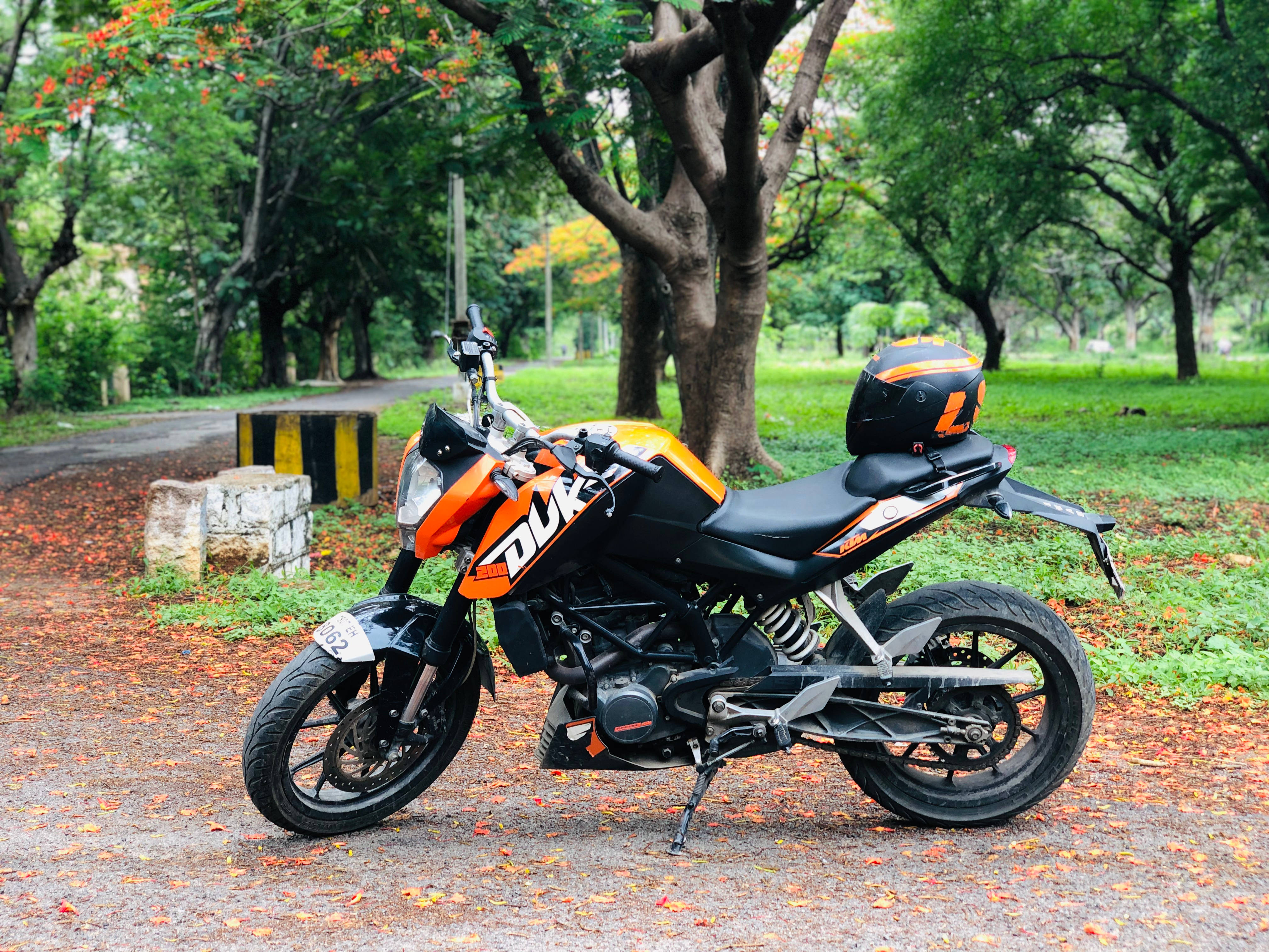 KTM Duke 200, black and orange, park, 4K Desktop Wallpaper