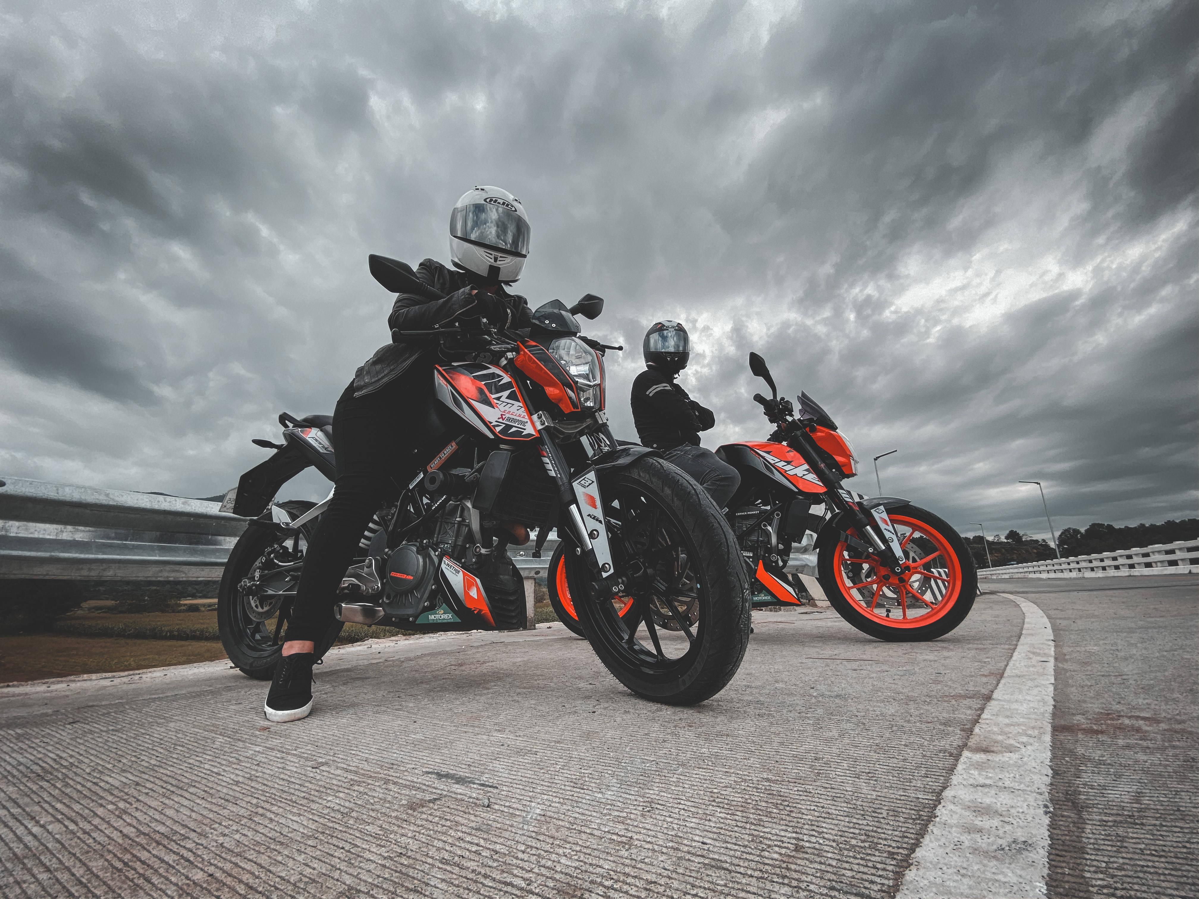 KTM Duke 200, orange and black sport bikes, two motorcyclists in full gear, 4K Desktop Wallpaper