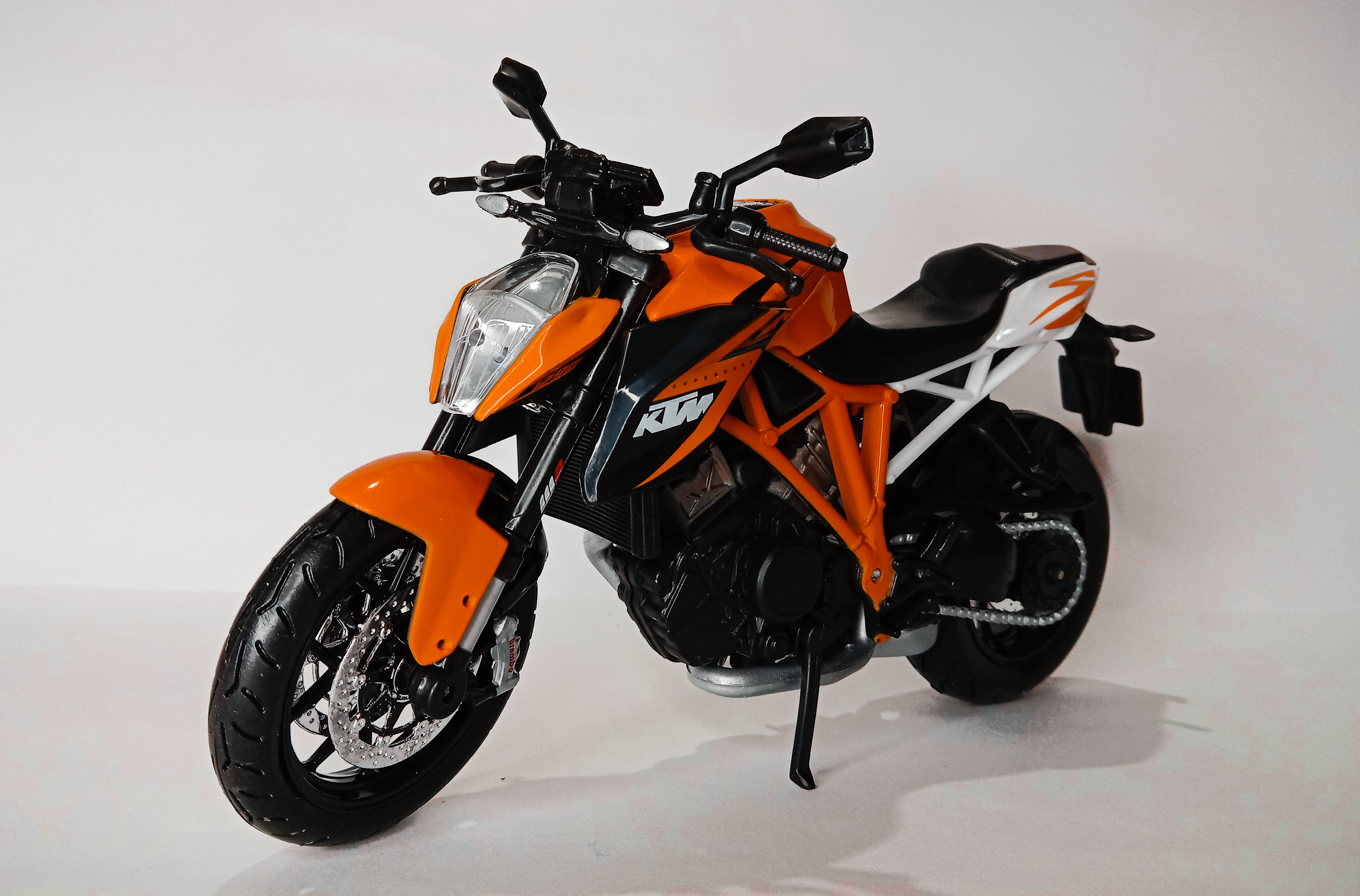 KTM Duke 200, orange and black, white studio floor, 4K Desktop Wallpaper