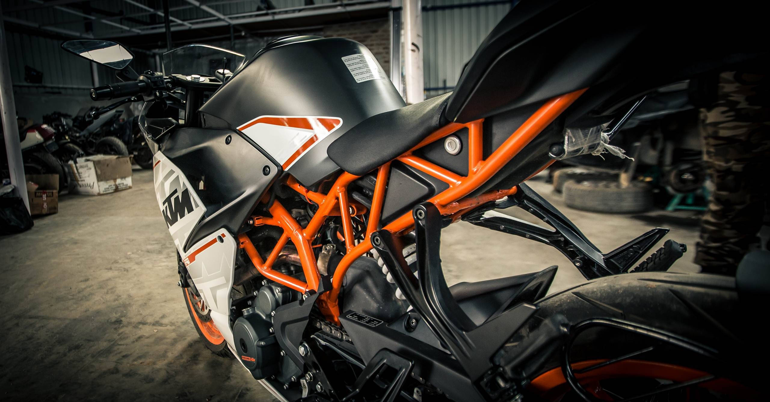 KTM Duke 390, garage, vibrant orange frame, 2K Desktop Wallpaper