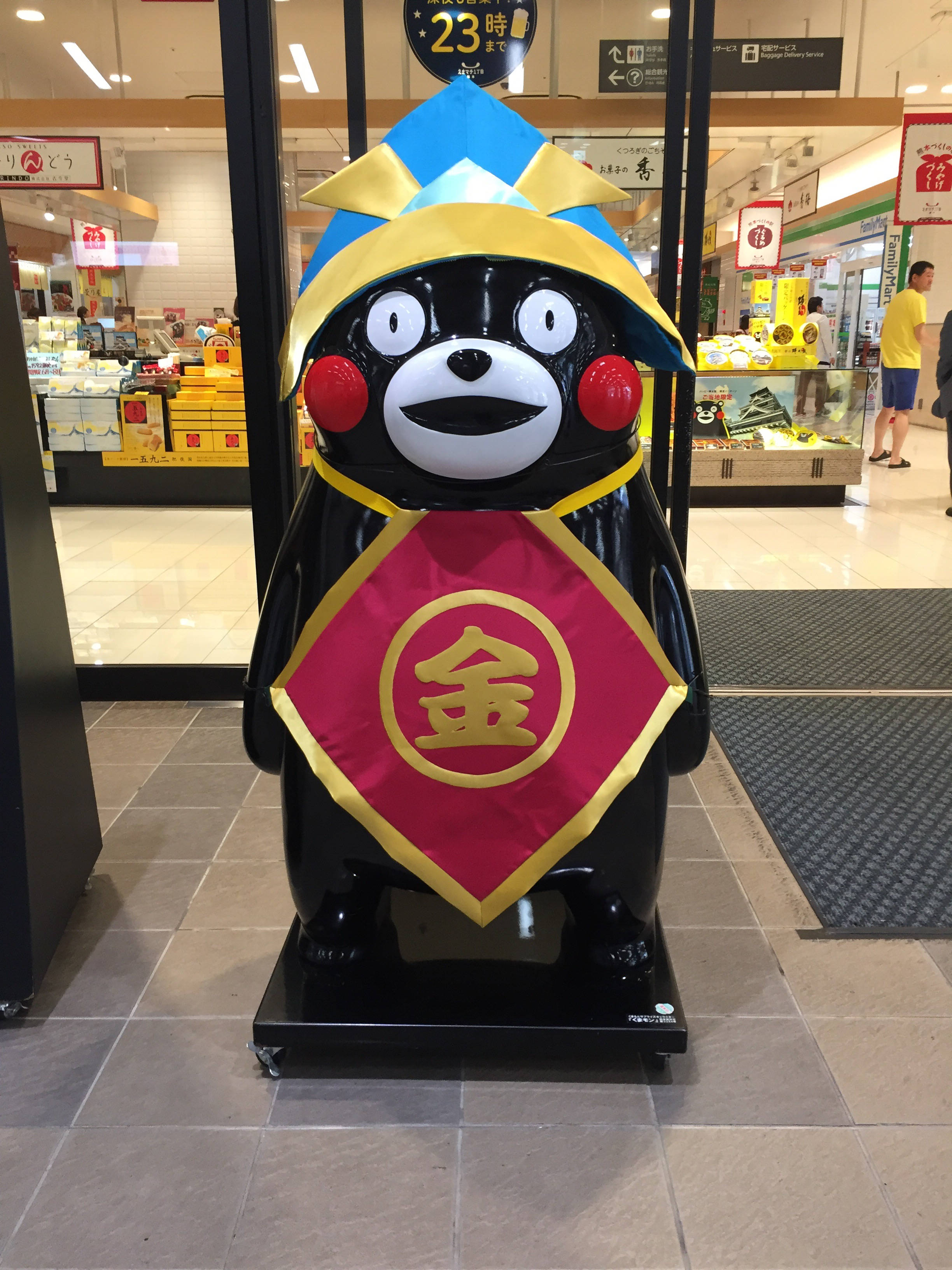 Kumamon, glossy black, blue yellow hat, 2K Phone Wallpaper