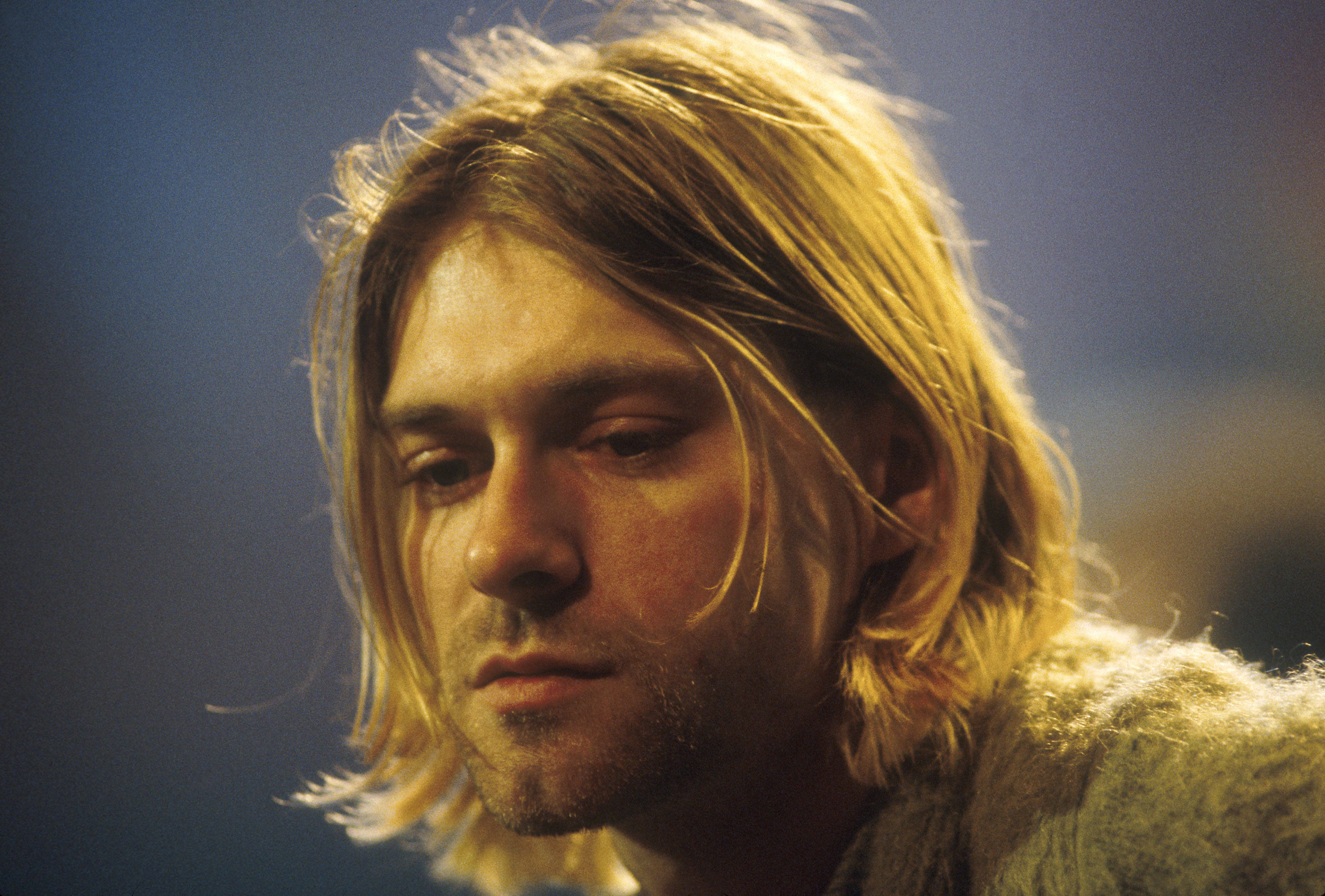 Kurt Cobain, tousled blonde hair, intense gaze, 2K Desktop Wallpaper