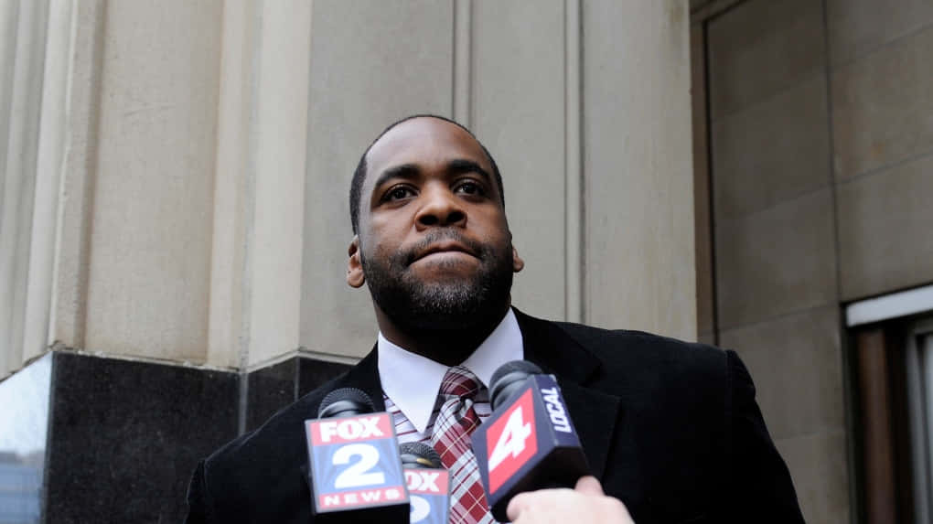 Kwame Kilpatrick, suit, stone columns, SD Desktop Wallpaper