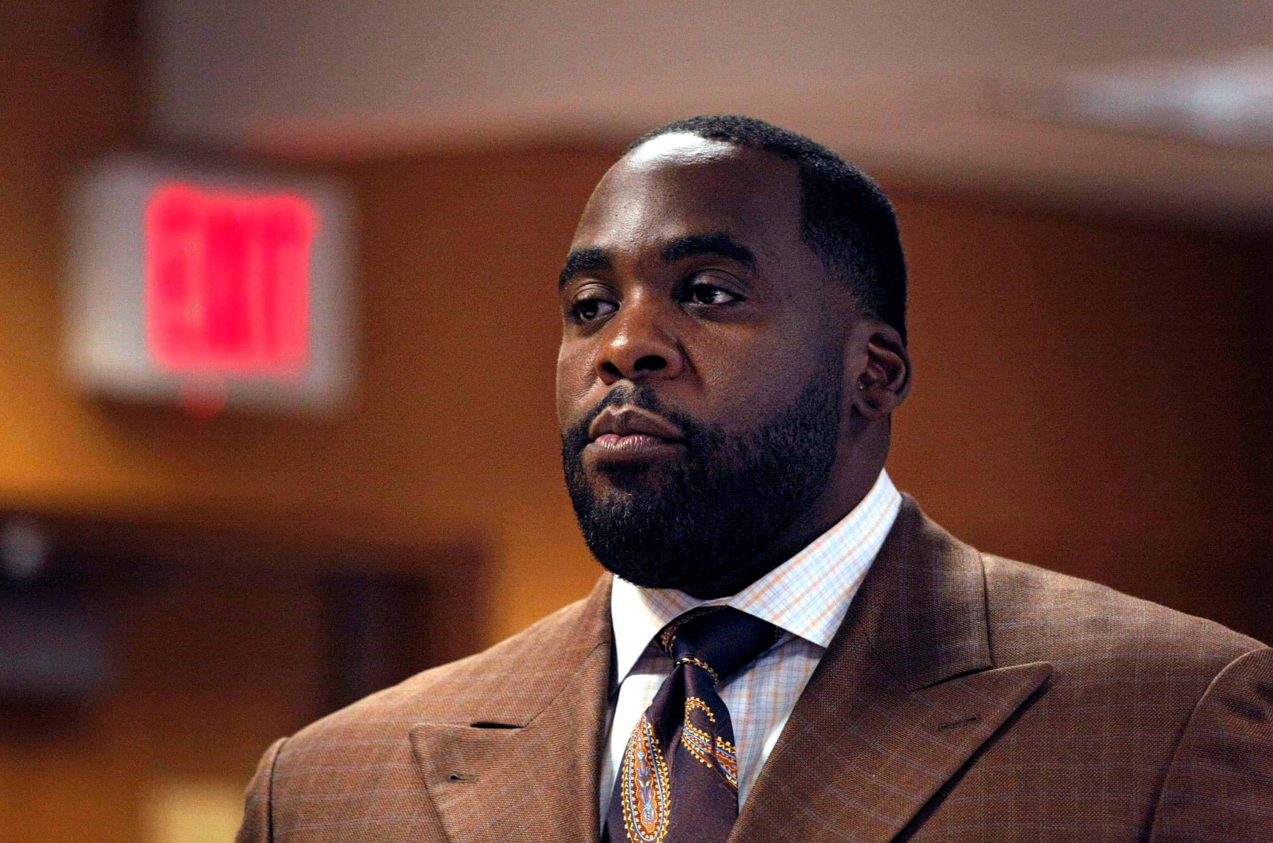 Kwame Kilpatrick, brown suit, patterned tie, 2K Desktop Wallpaper