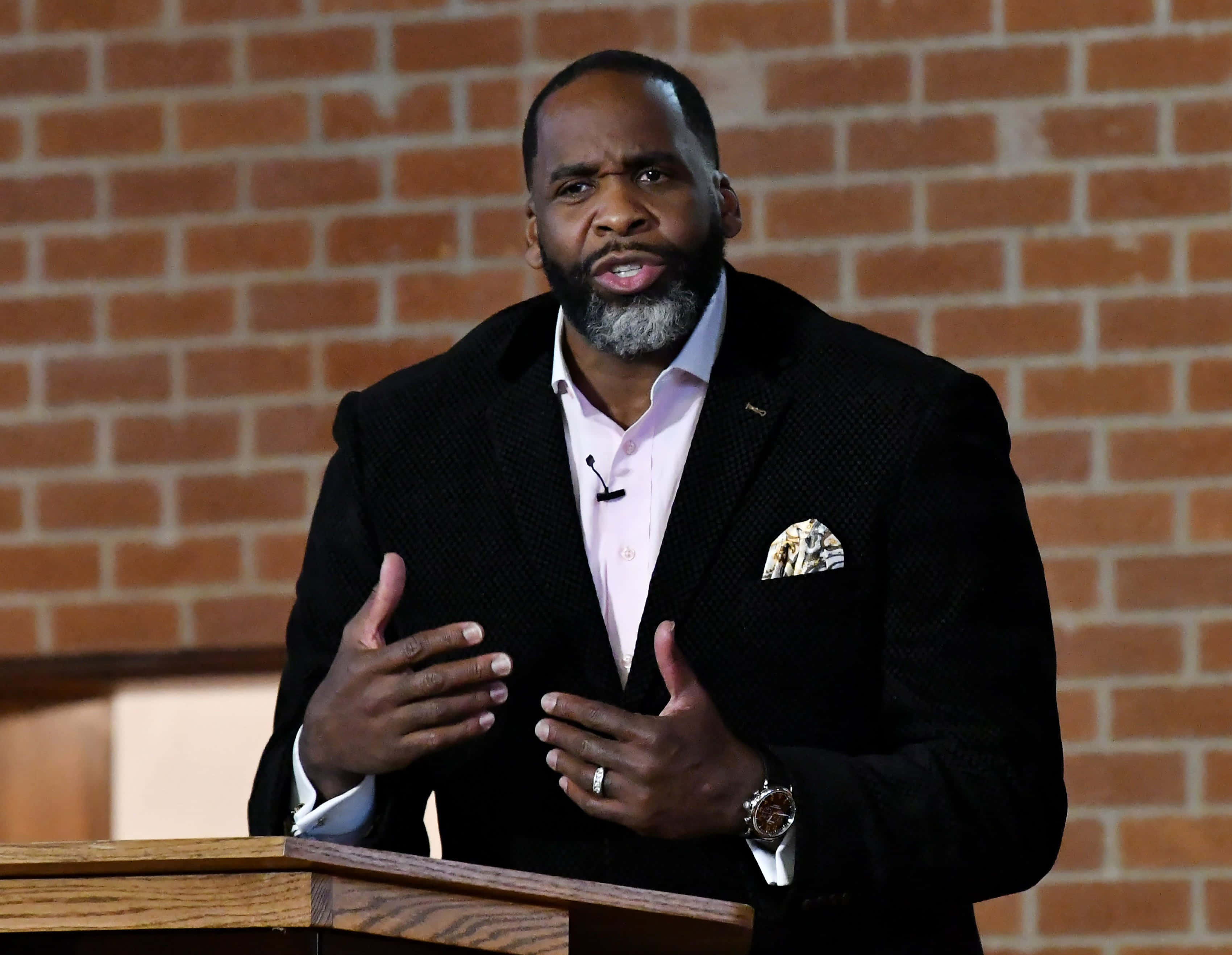 Kwame Kilpatrick, black suit, wooden podium, 2K Desktop Wallpaper