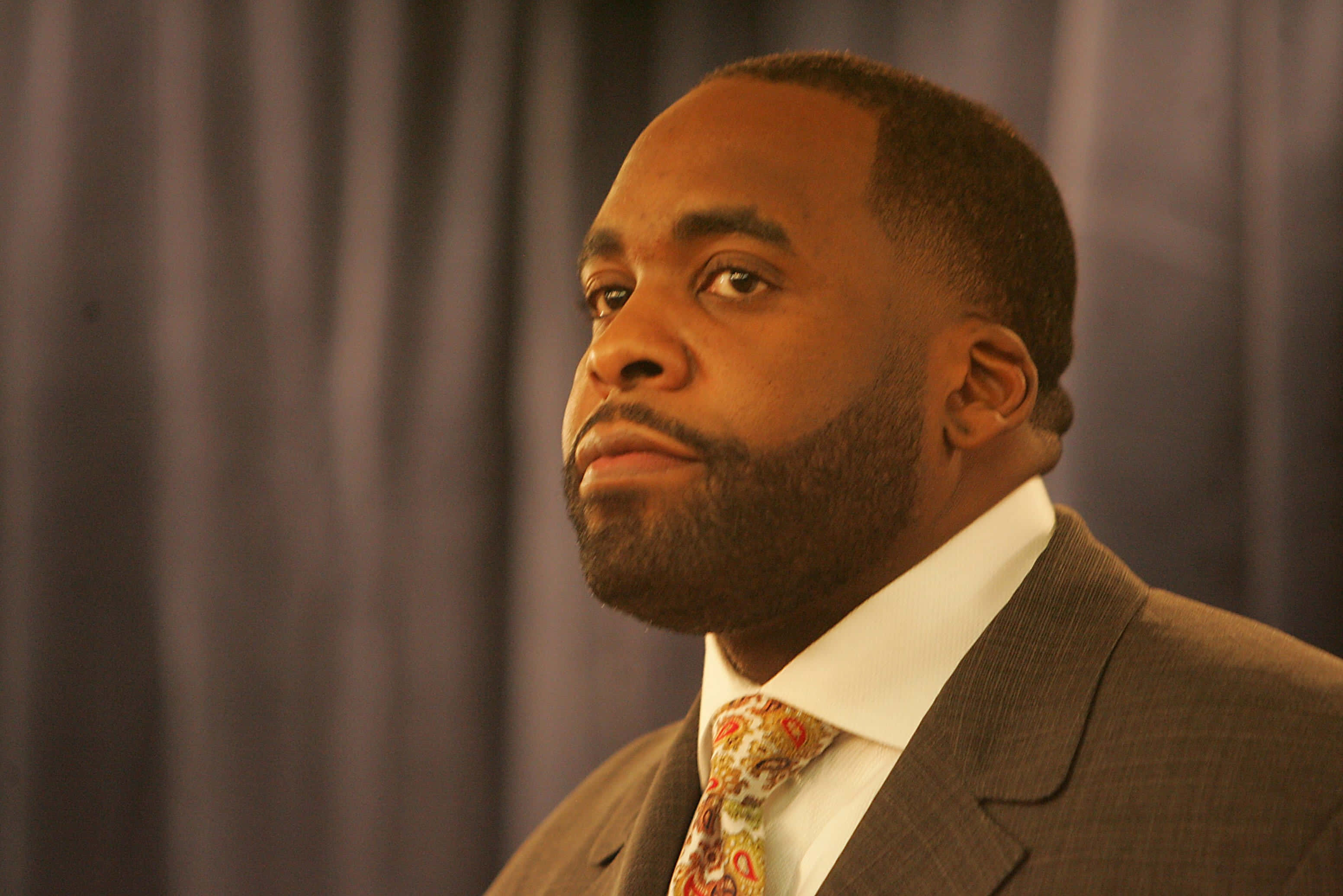 Kwame Kilpatrick, suit, patterned tie, 2K Desktop Wallpaper