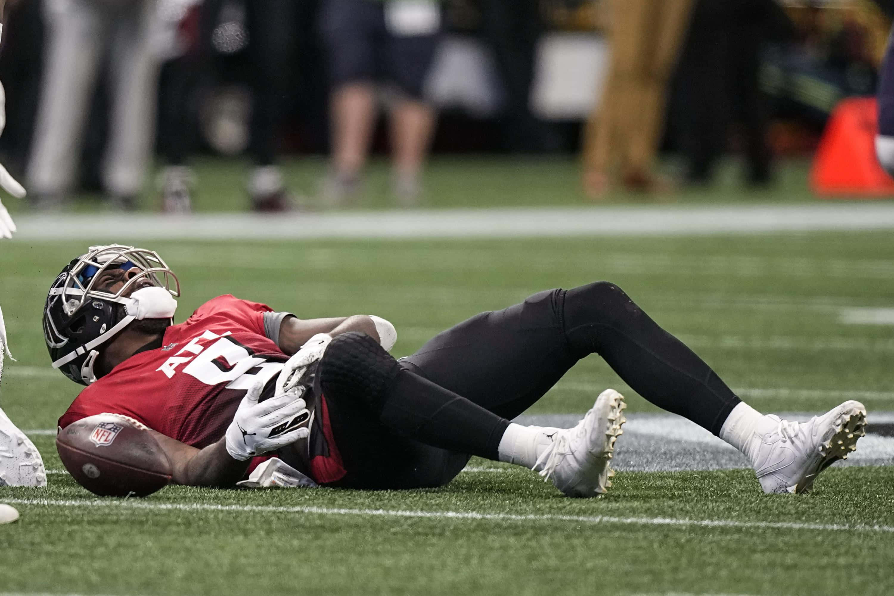Kyle Pitts, red jersey, grass field, 2K Desktop Wallpaper