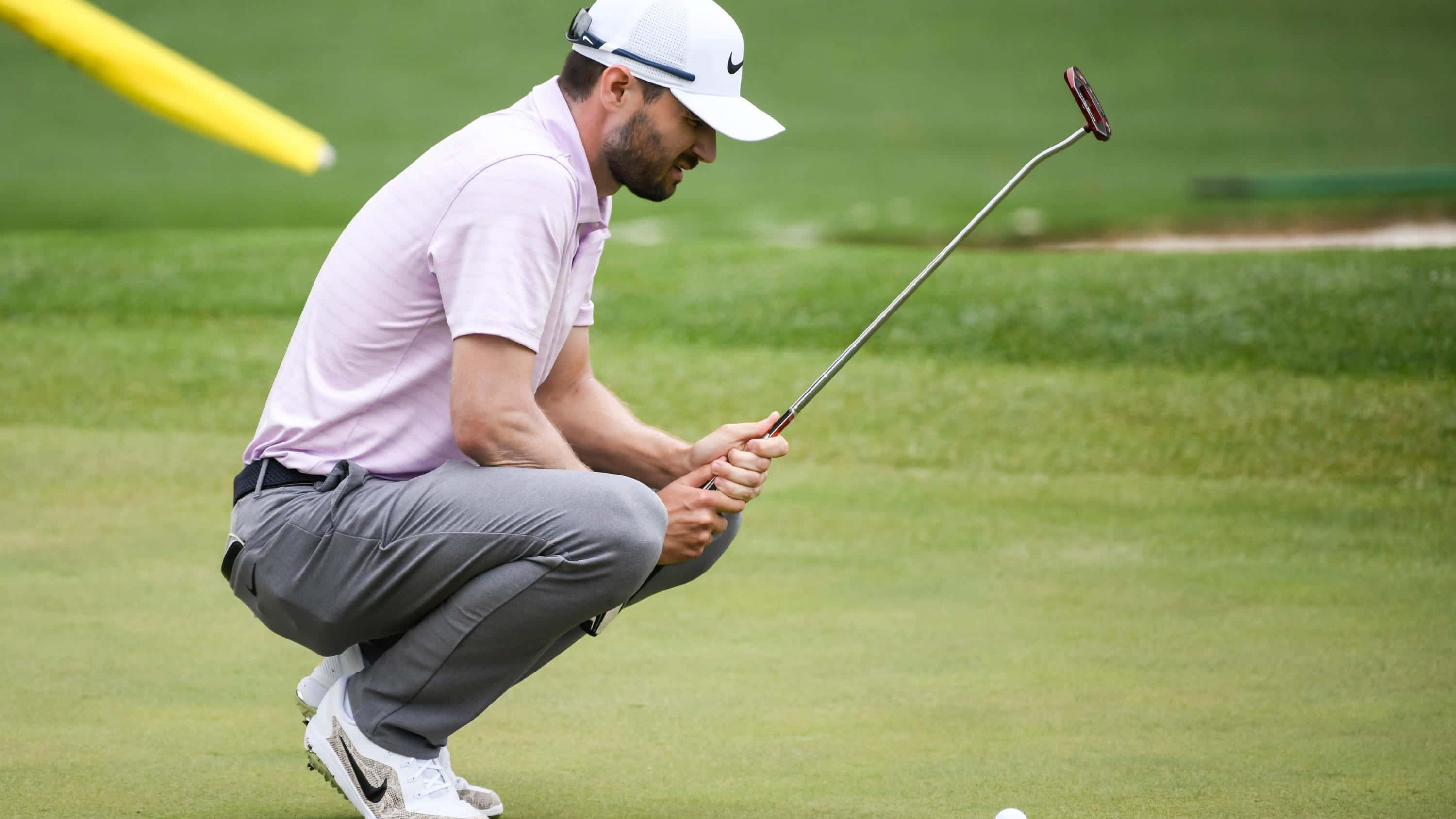 Kyle Stanley, crouching, lush green fairway, 2K Desktop Wallpaper