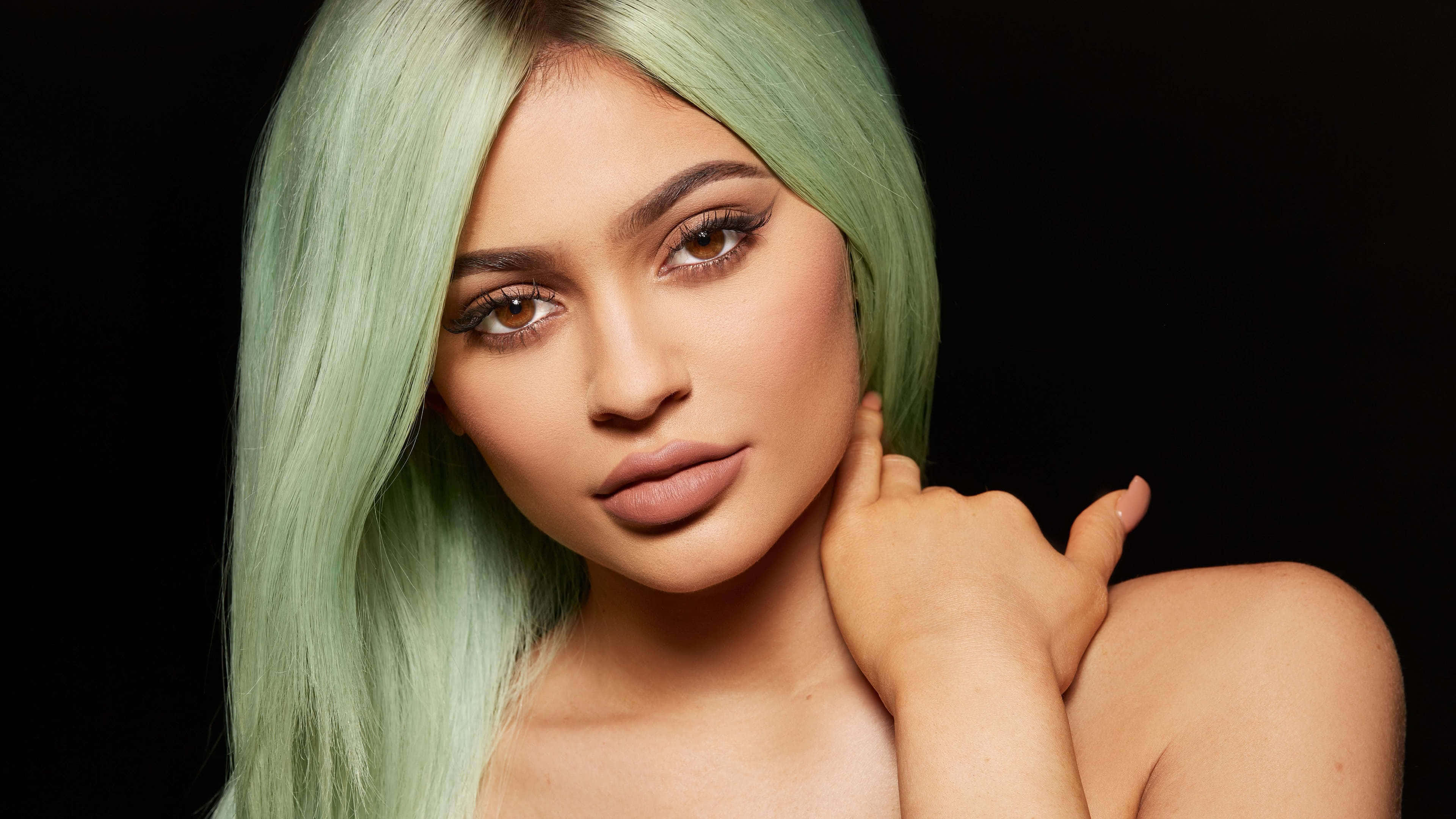 Kylie Jenner, mint green hair, red carpet event, 4K Desktop Wallpaper