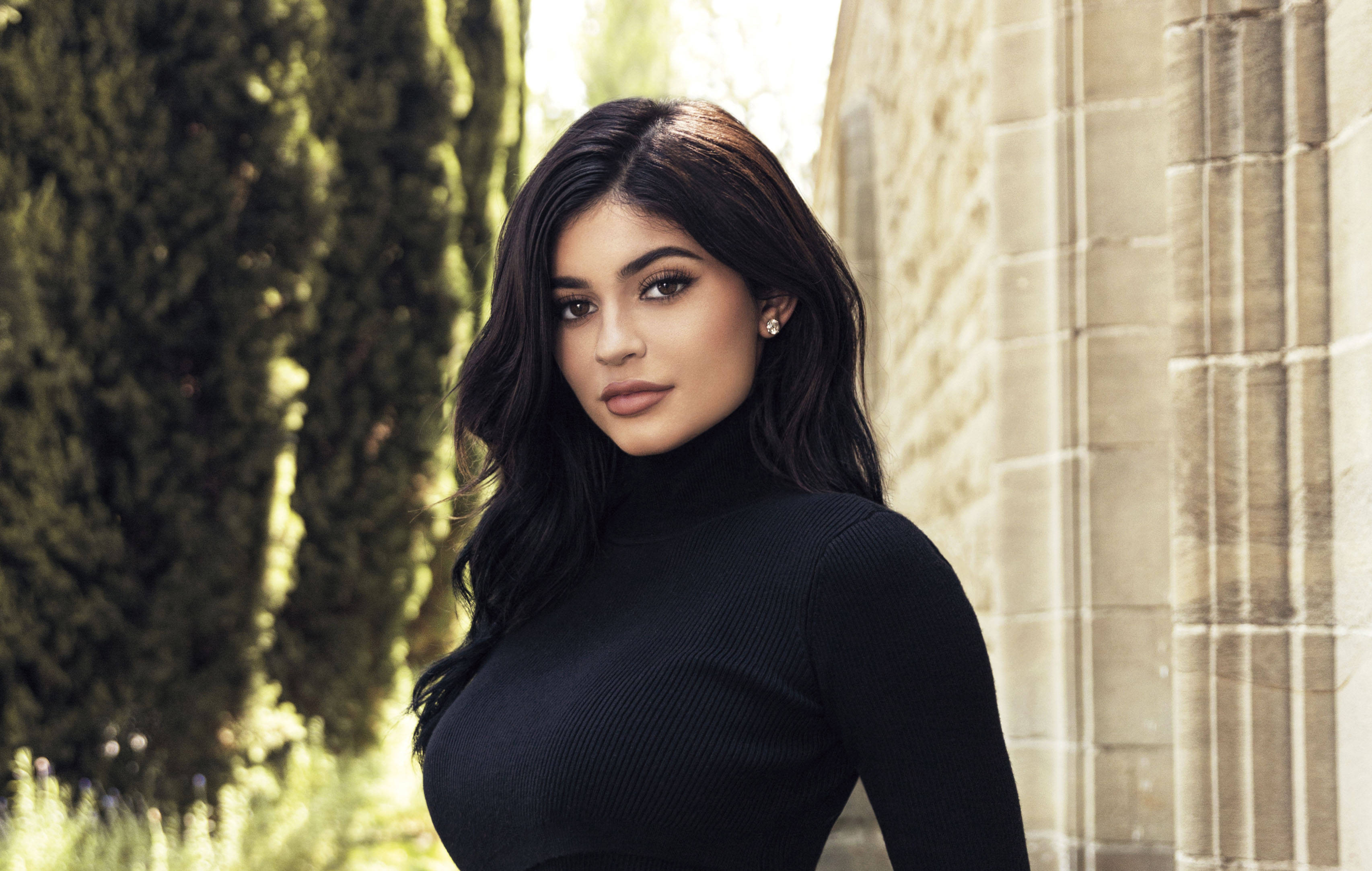 Kylie Jenner, black turtleneck, stone column, 2K Desktop Wallpaper