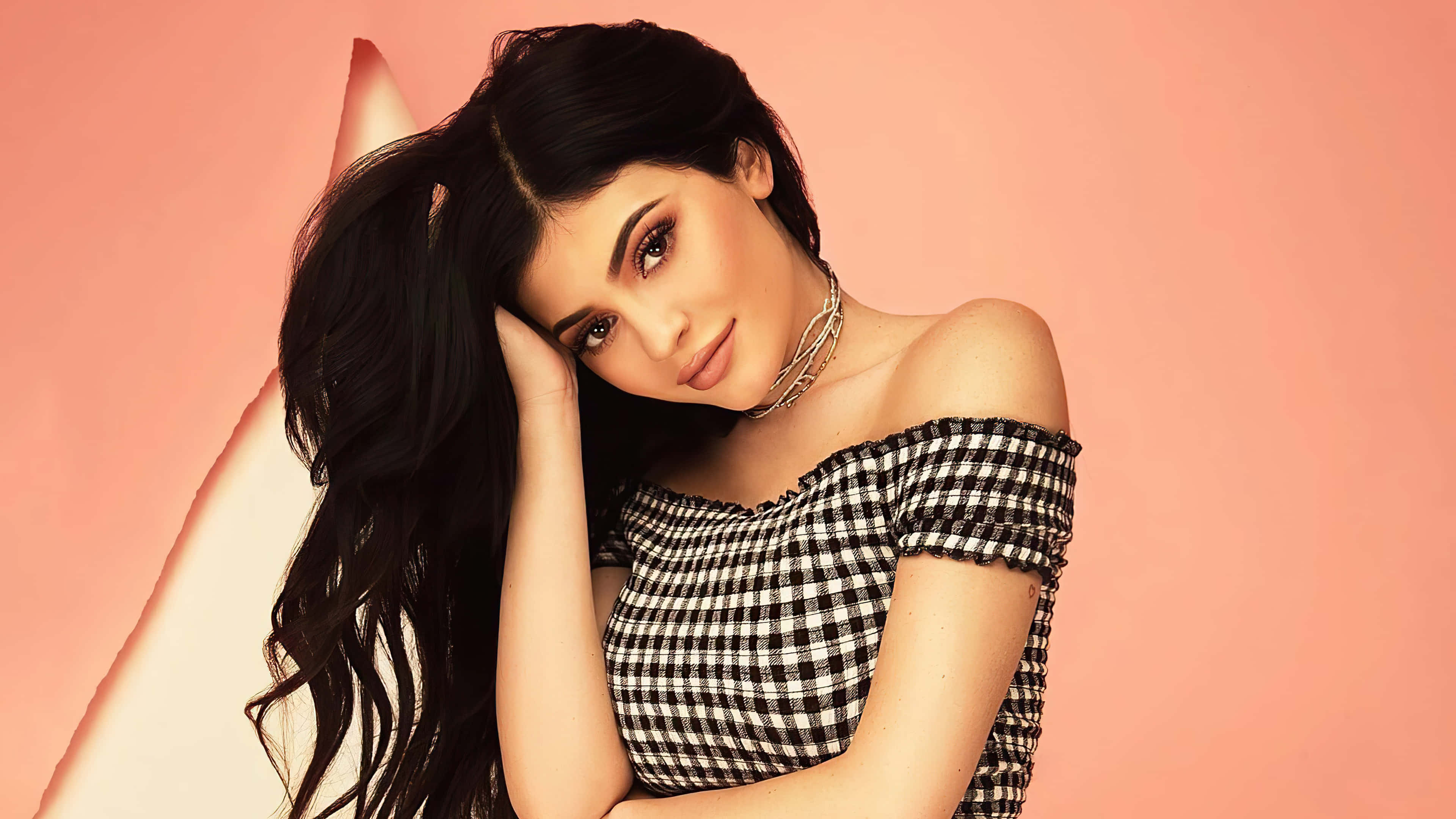 Kylie Jenner, 4K, black and white checkered top, 4K Desktop Wallpaper
