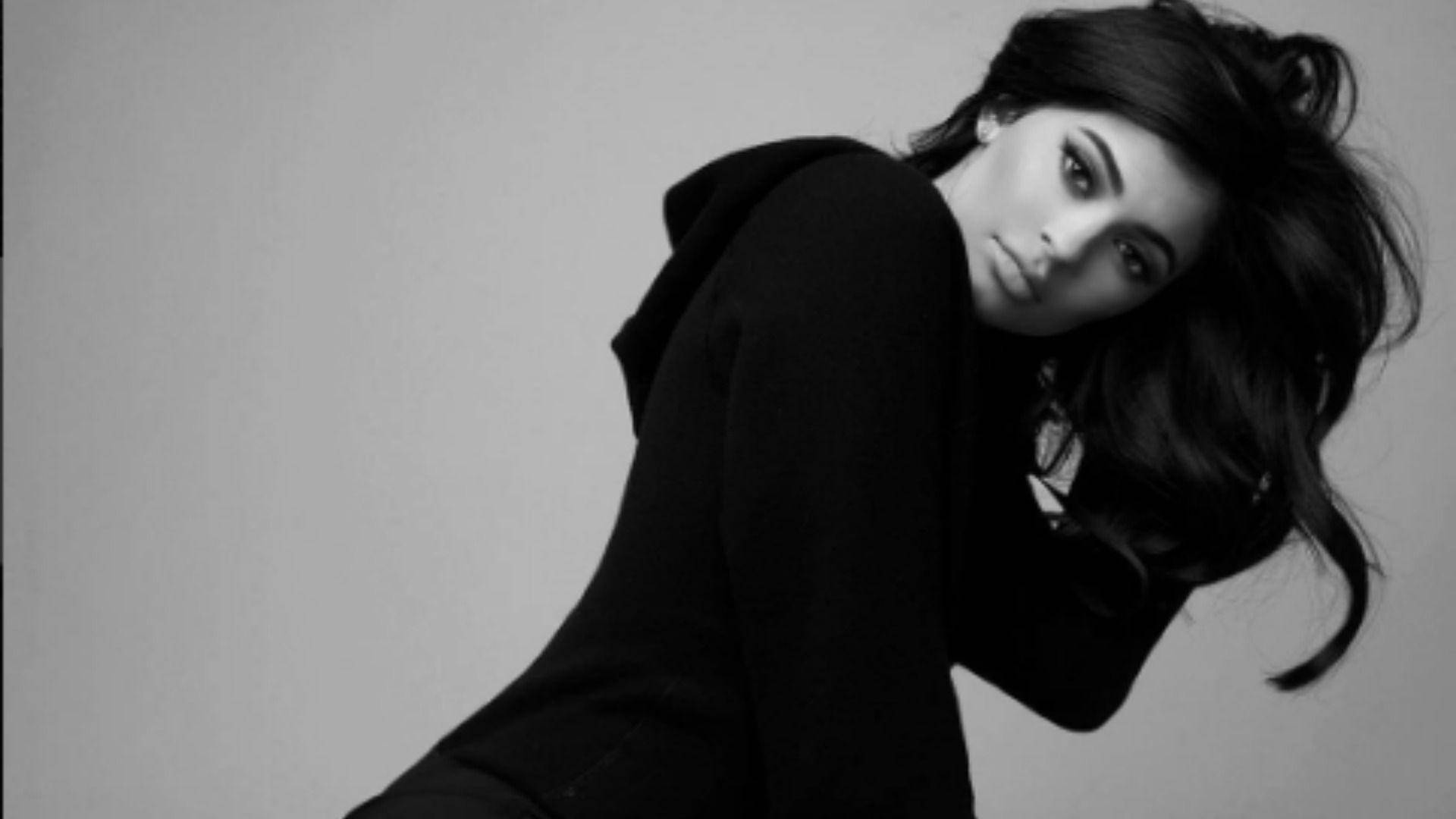 Kylie Jenner, black hoodie, plain gray background, Full HD Desktop Wallpaper