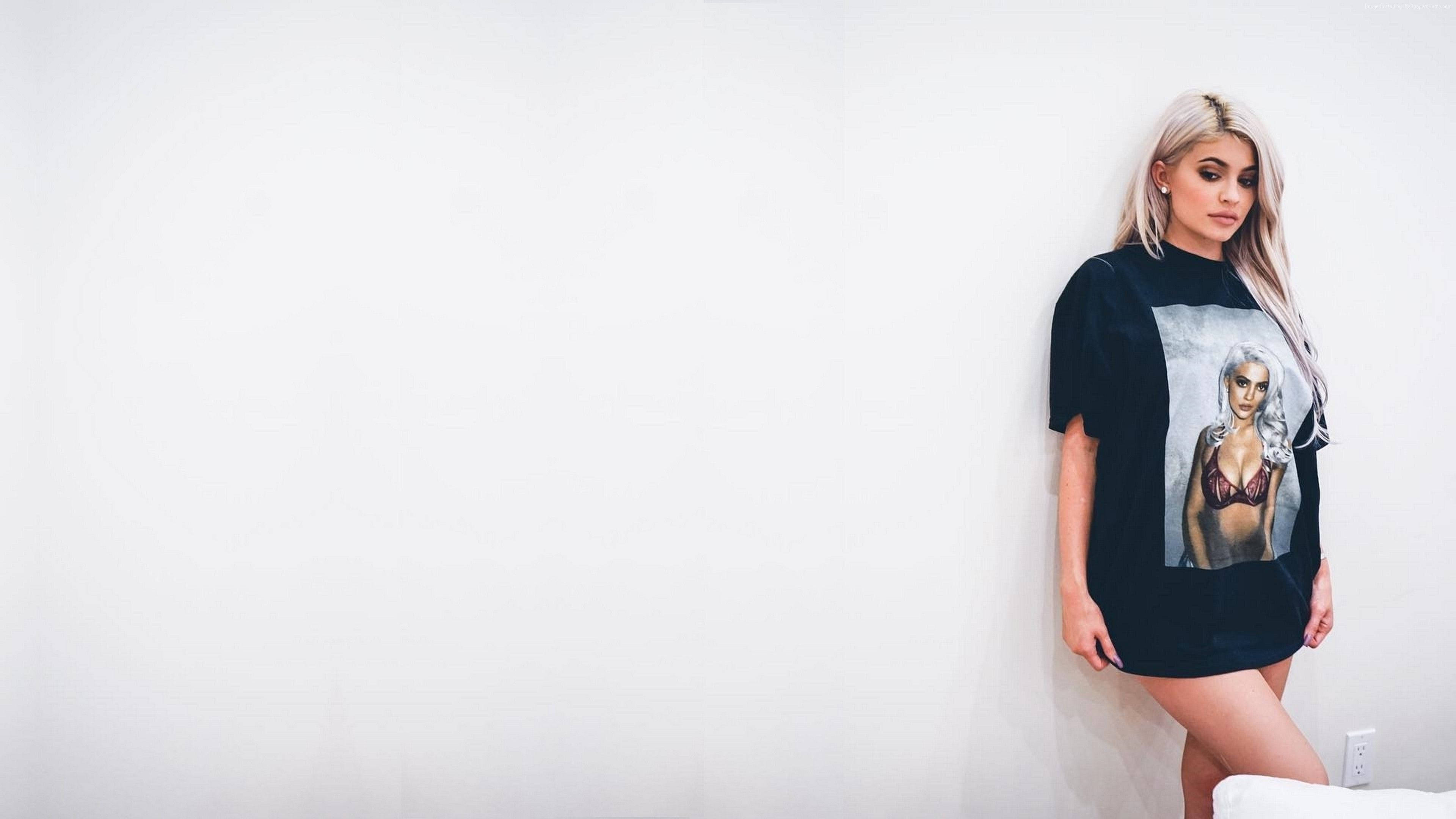 Kylie Jenner, black oversized t-shirt, graphic print, 4K Desktop Wallpaper