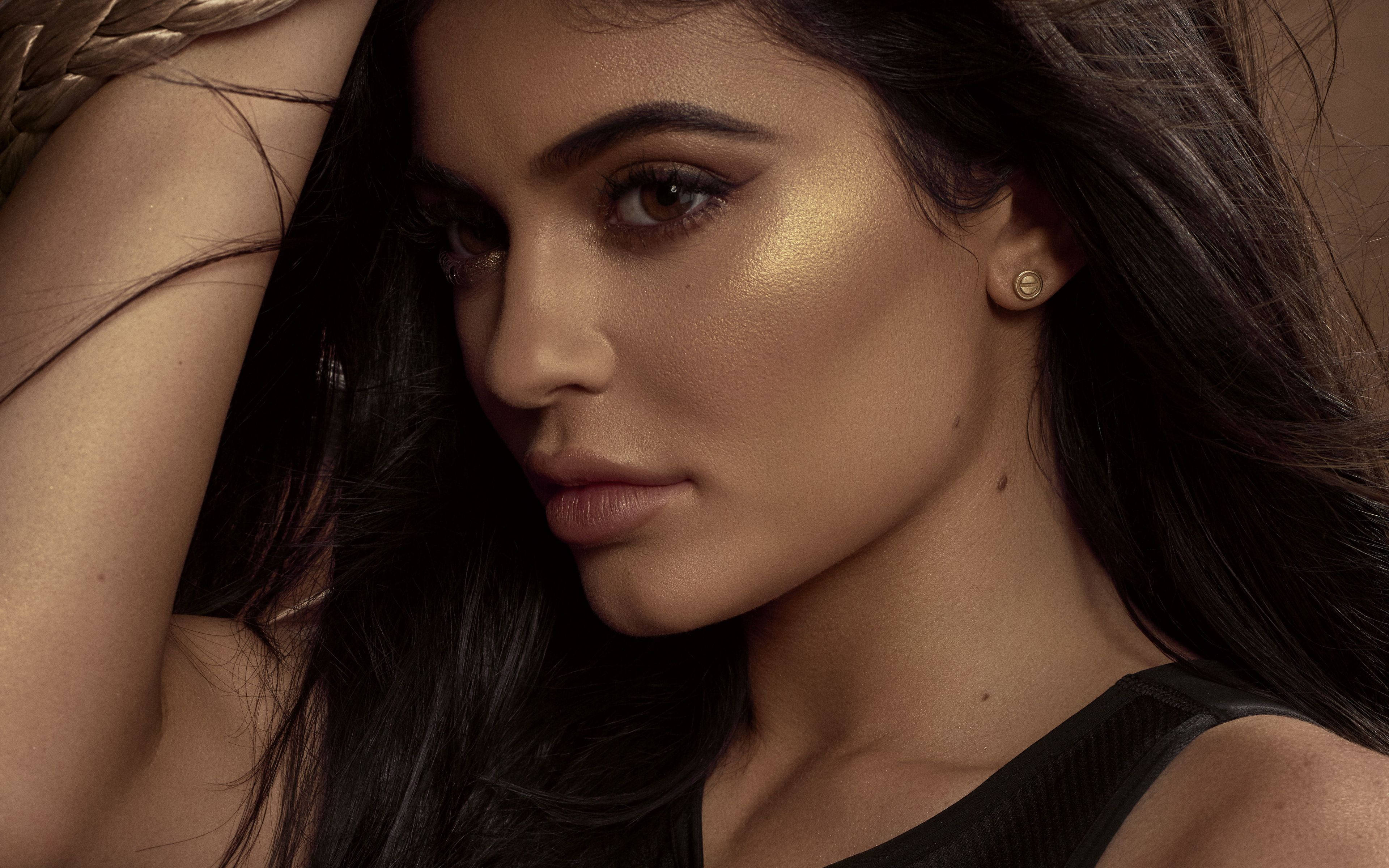 Kylie Jenner, dark hair, golden highlighter, 4K Desktop Wallpaper