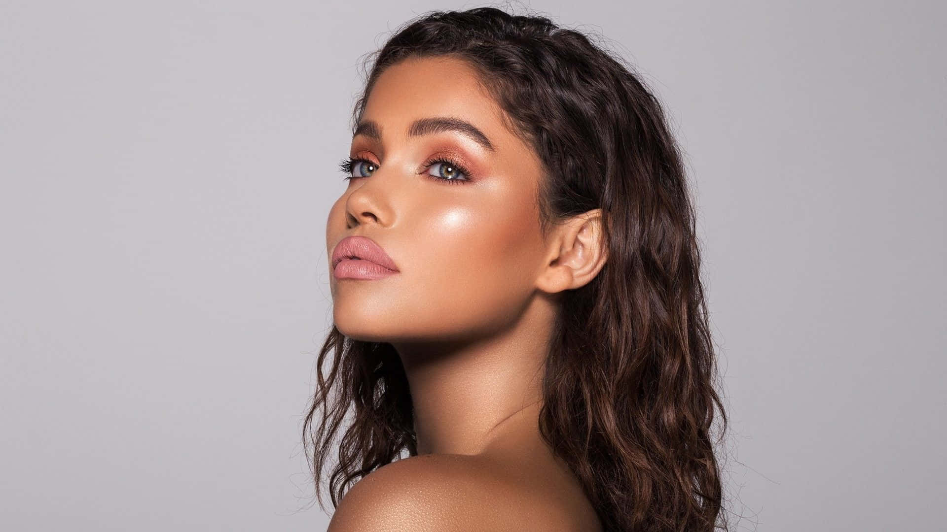 Kylie Jenner, wavy dark hair, glowing makeup, Full HD Desktop Wallpaper