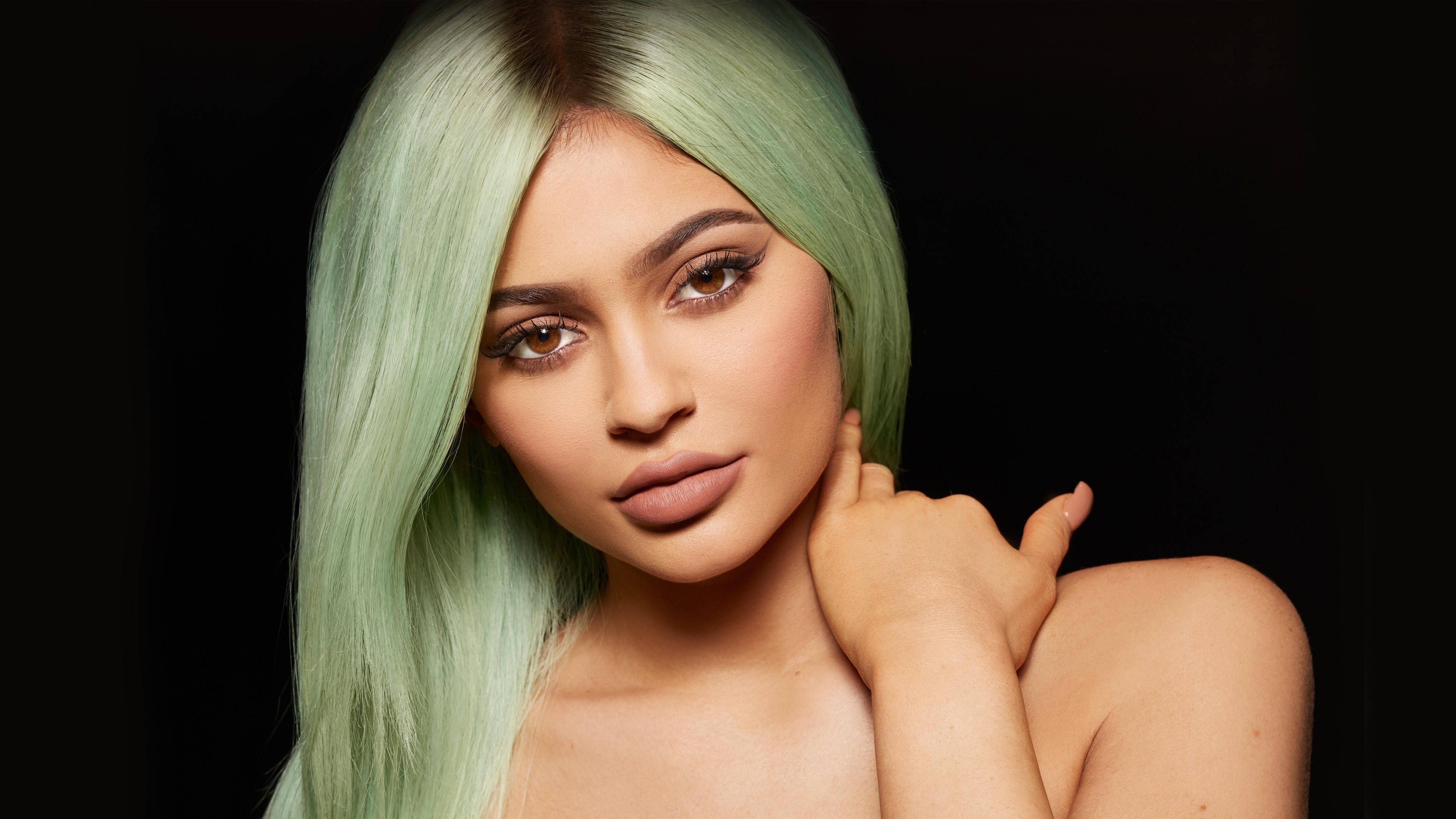 Kylie Jenner, mint green hair, black background, 5K Desktop Wallpaper