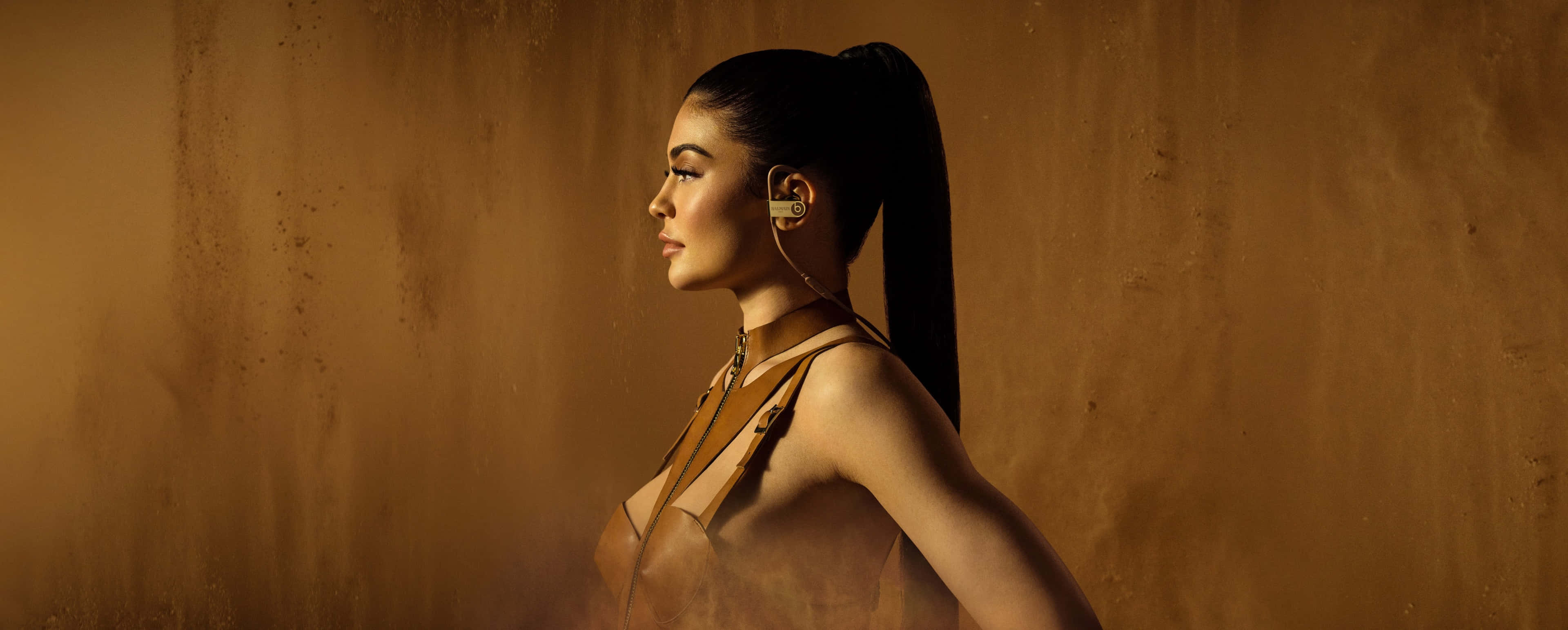 Kylie Jenner, brown dress, high ponytail, 4K Desktop Wallpaper