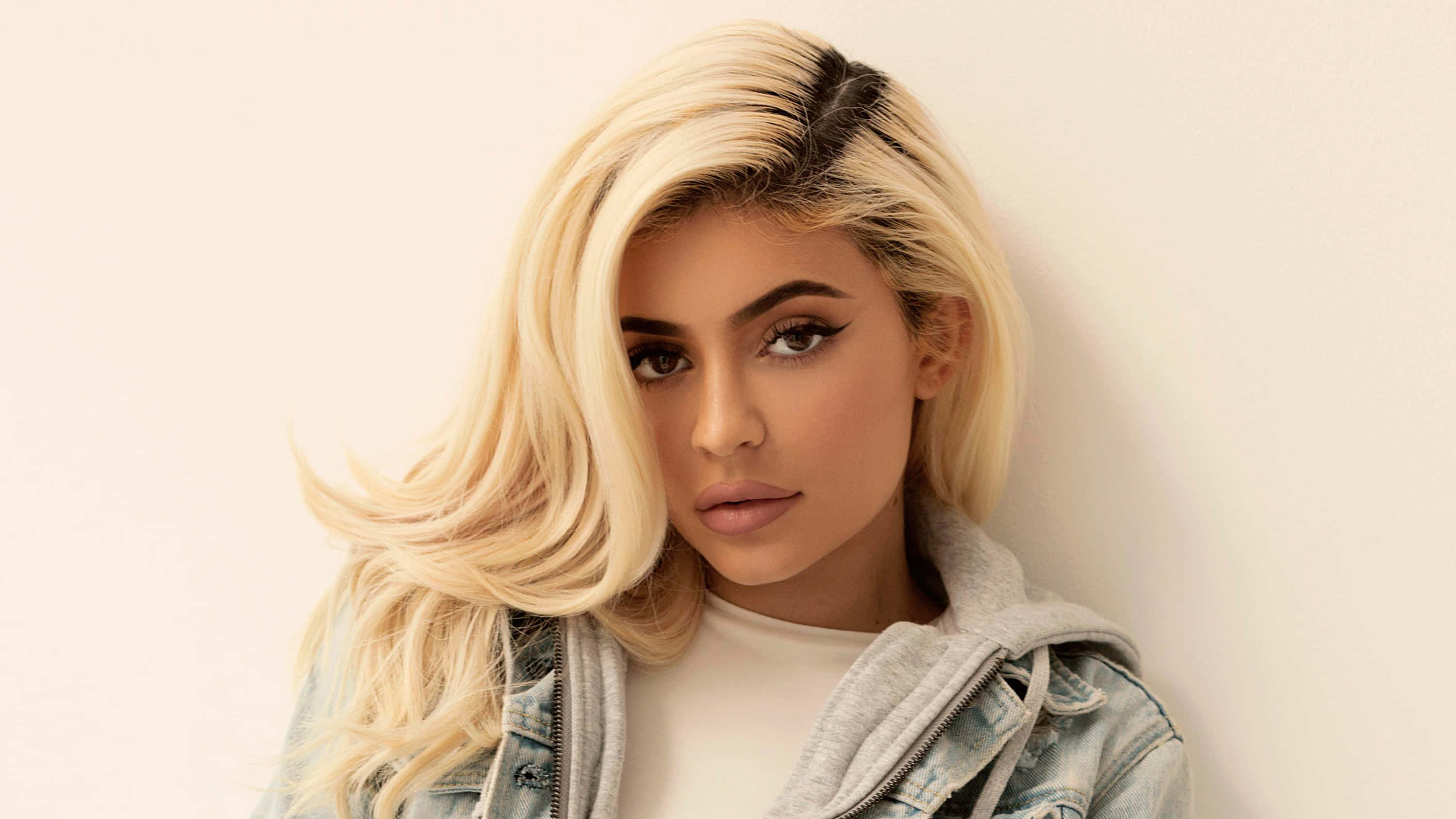 Kylie Jenner, platinum blonde hair, bold makeup, 2K Desktop Wallpaper
