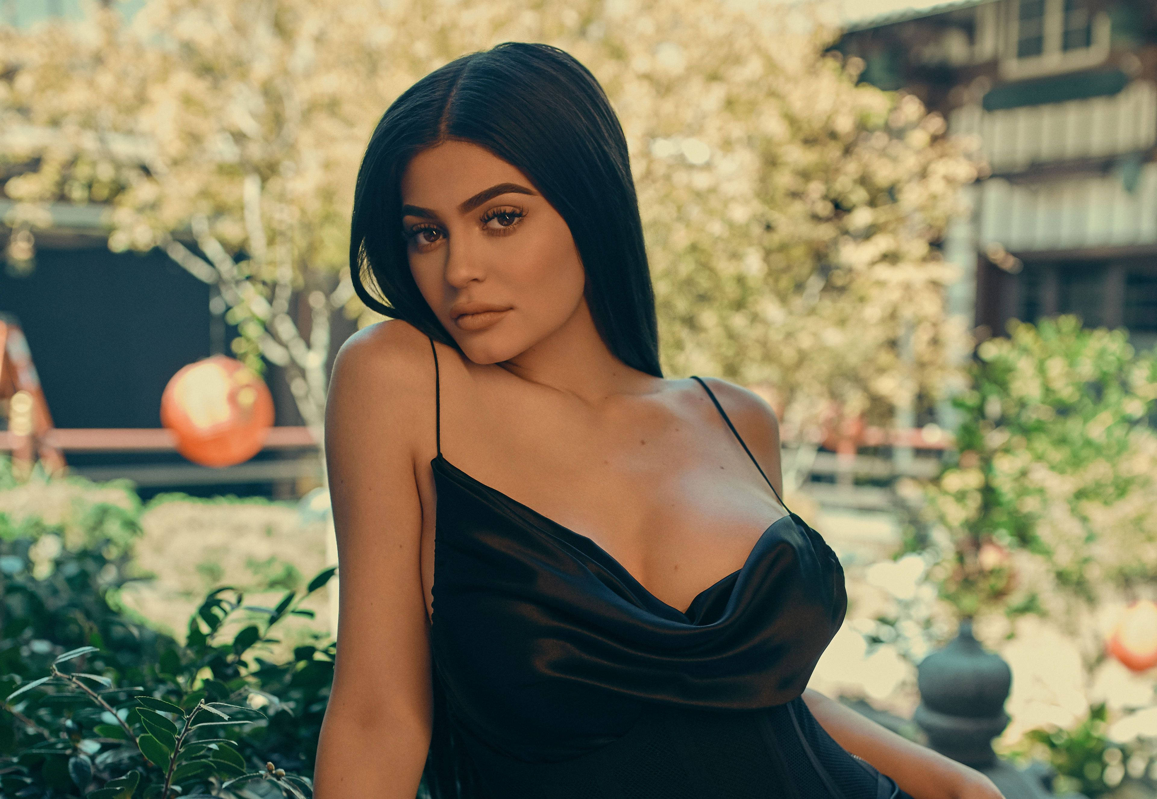 Kylie Jenner, silk black dress, black satin dress, 4K Desktop Wallpaper