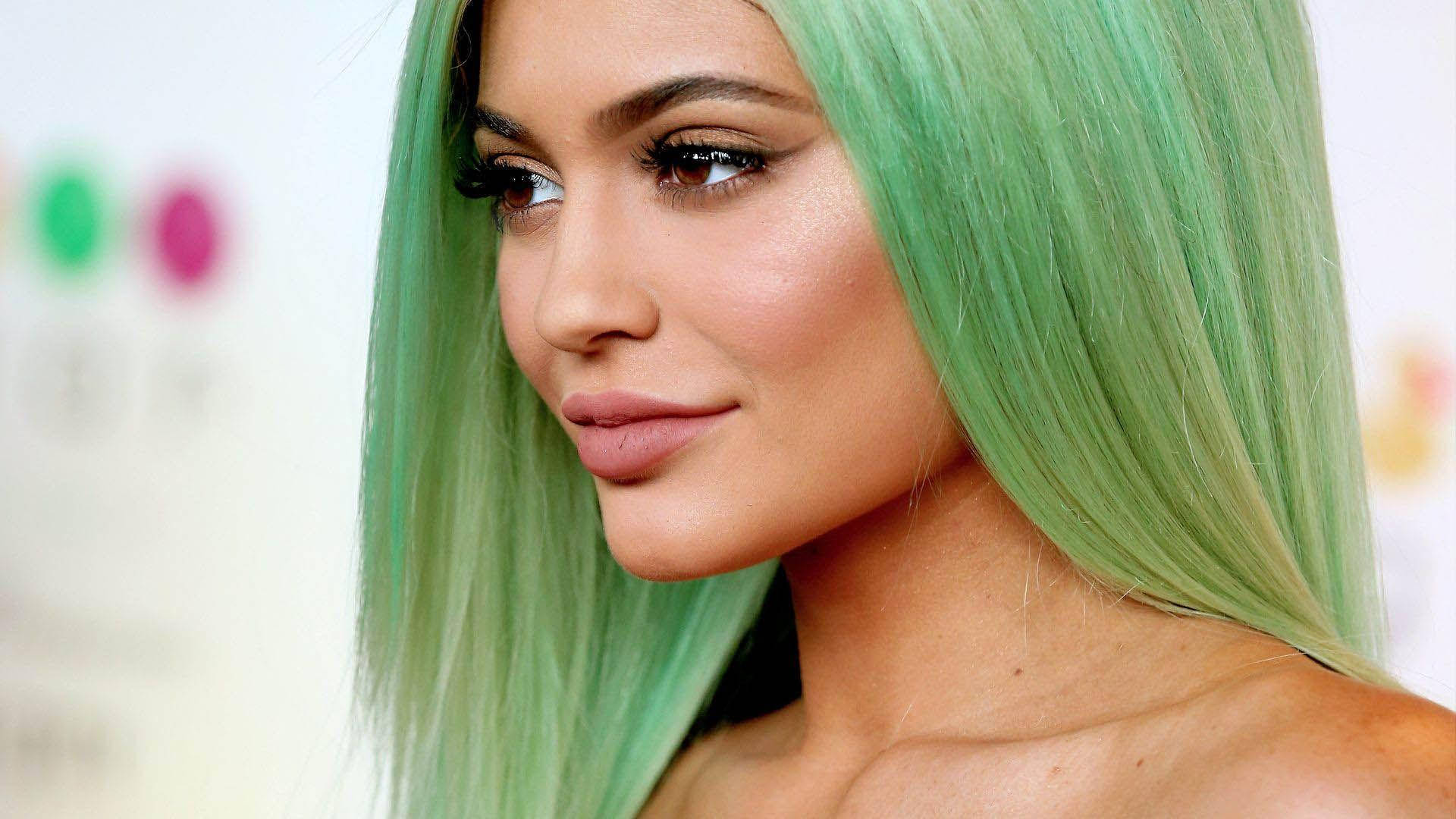 Kylie Jenner, mint green hair, side view, Full HD Desktop Wallpaper