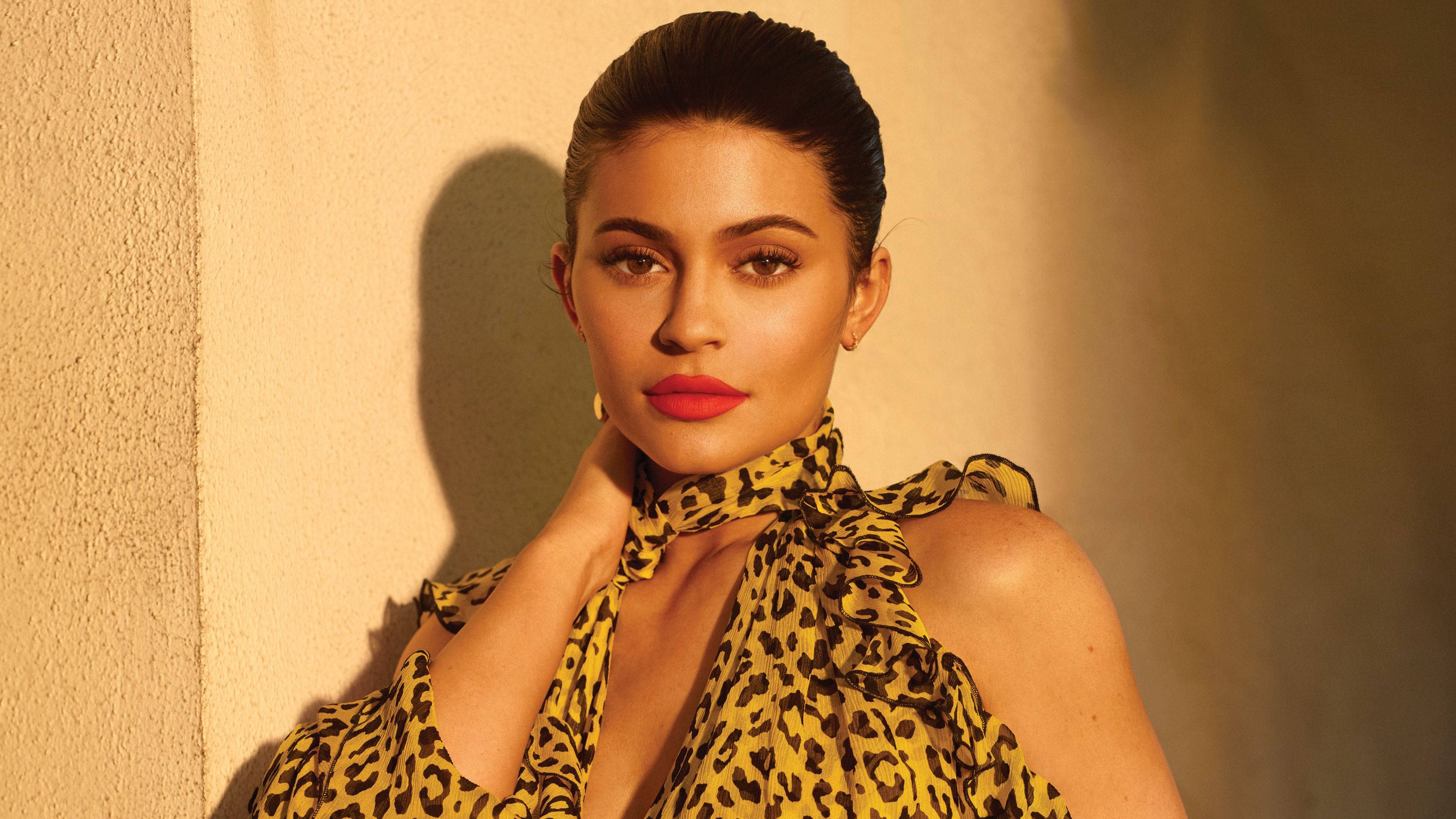 Kylie Jenner, leopard print, yellow leopard print top, 2K Desktop Wallpaper