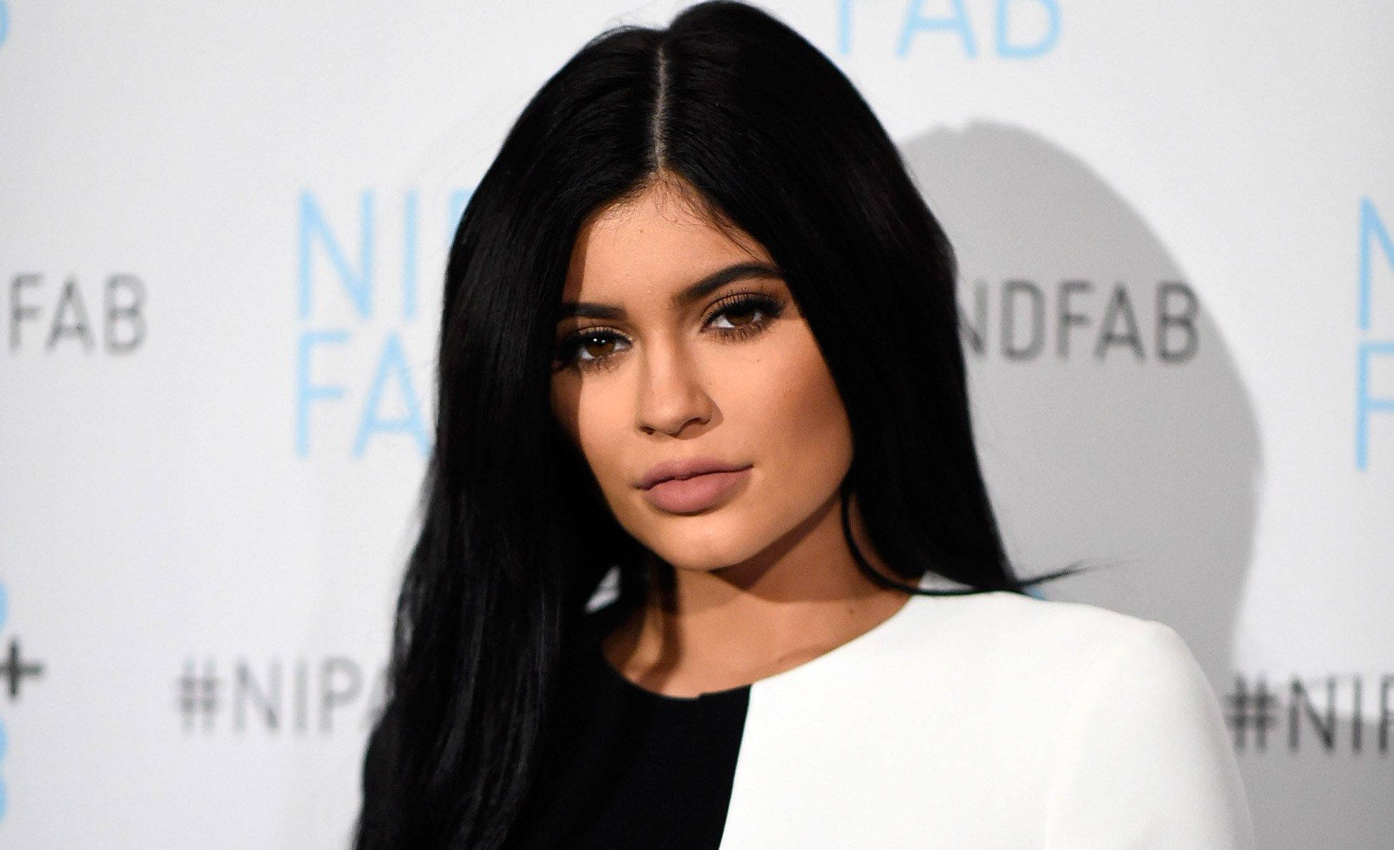 Kylie Jenner, black and white outfit, branded event backdrop, Full HD Desktop Wallpaper