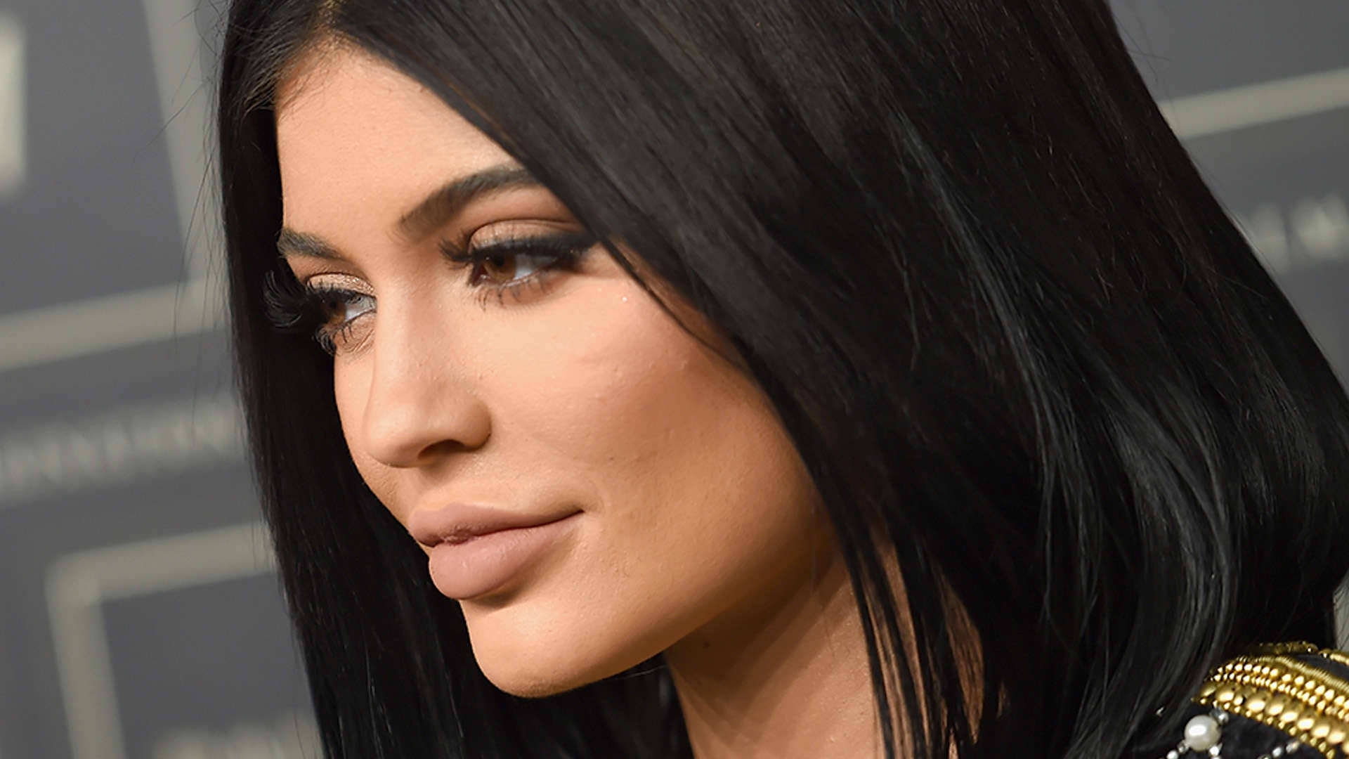 Kylie Jenner, long black hair, smoky eye makeup, Full HD Desktop Wallpaper