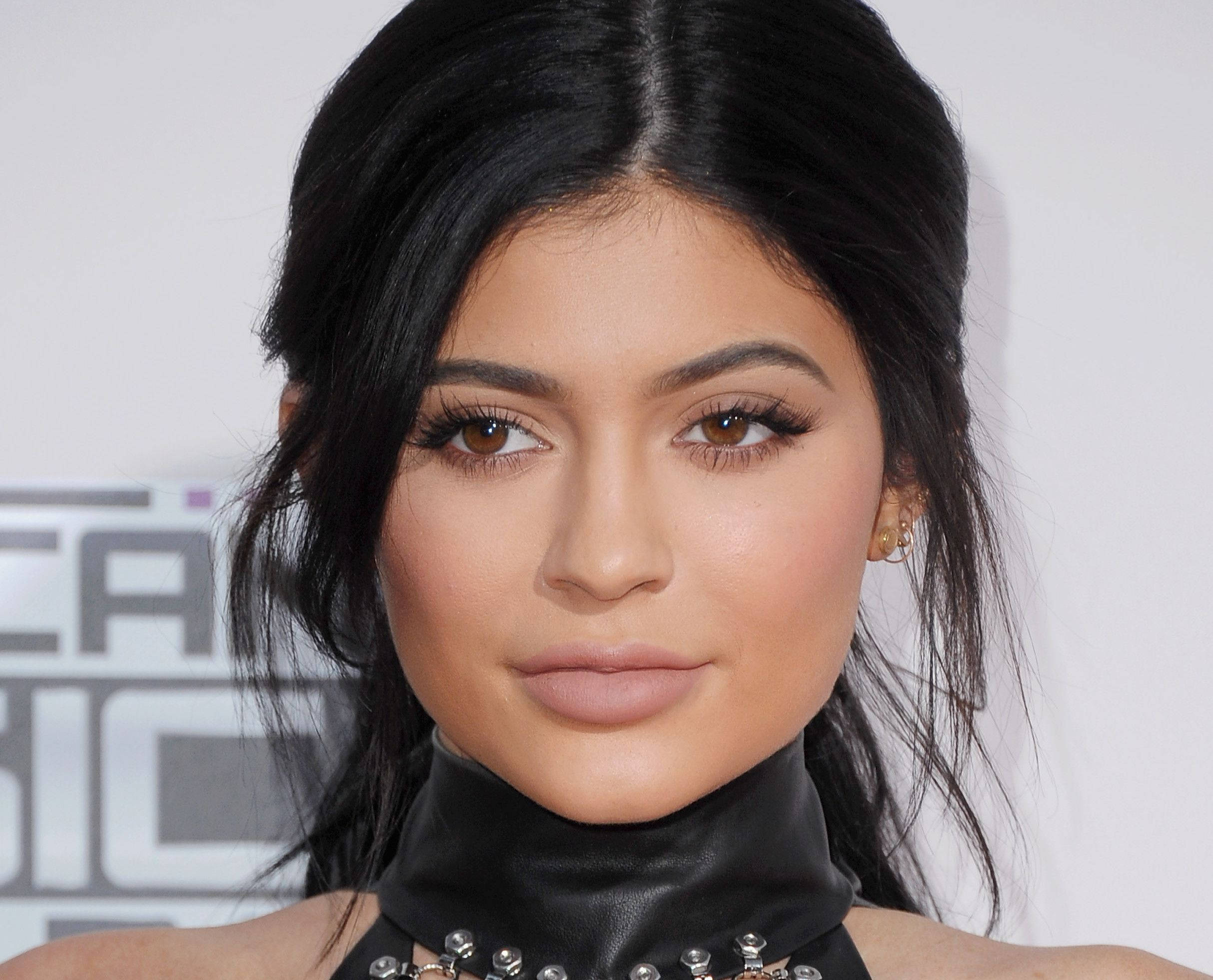 Kylie Jenner, nude lipstick, black leather choker, Full HD Desktop Wallpaper
