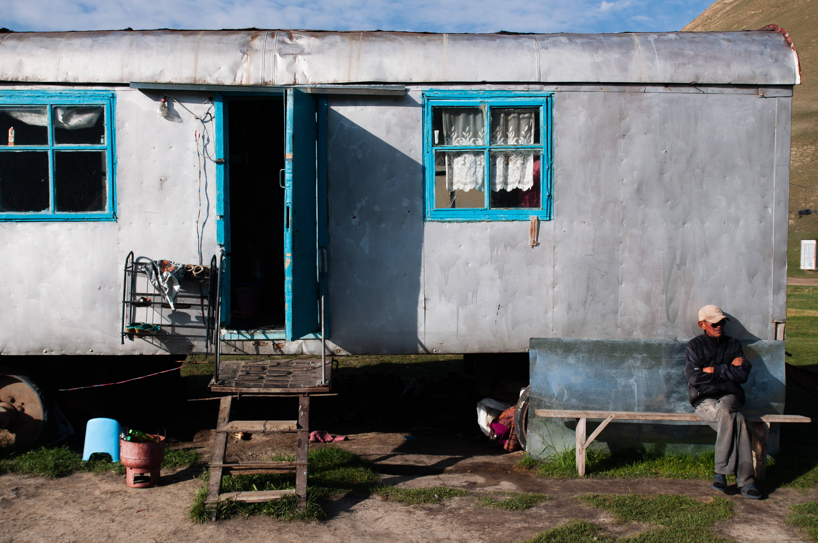 Kyrgyzstan, simple home, bench, 2K Desktop Wallpaper