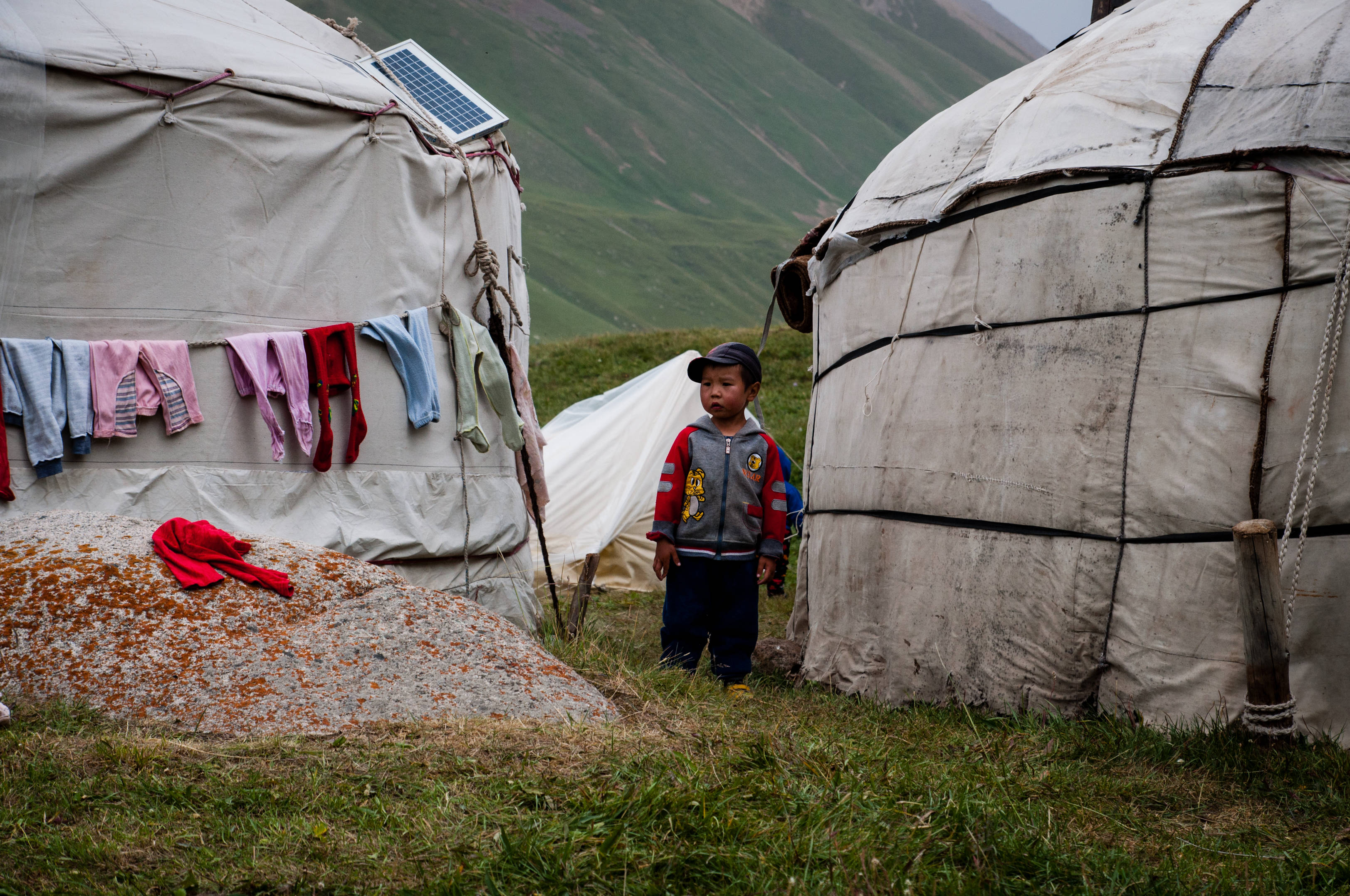 Kyrgyzstan, yurts, mountain valley, 2K Desktop Wallpaper
