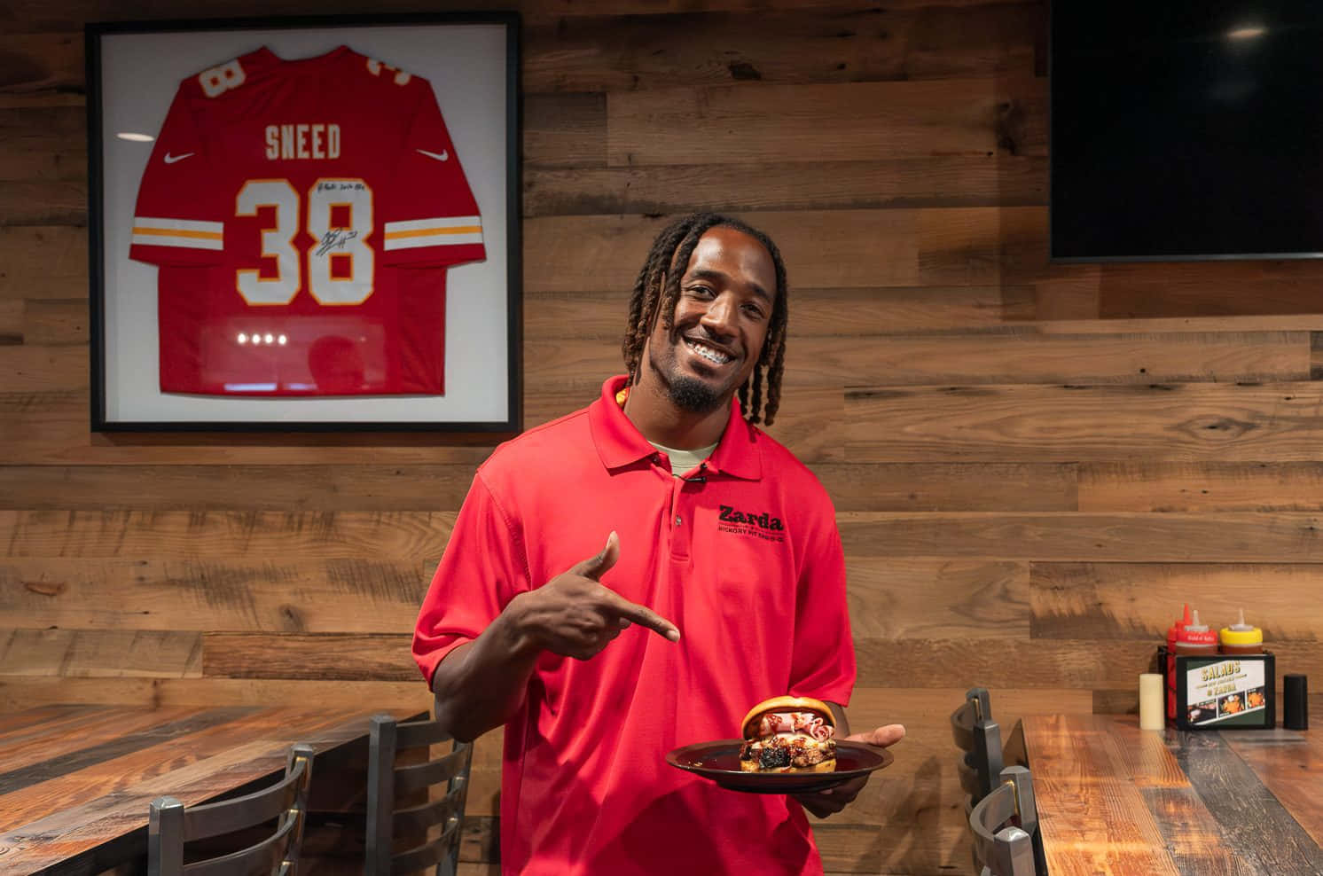 L'jarius Sneed, red polo shirt, burger, HD Desktop Wallpaper