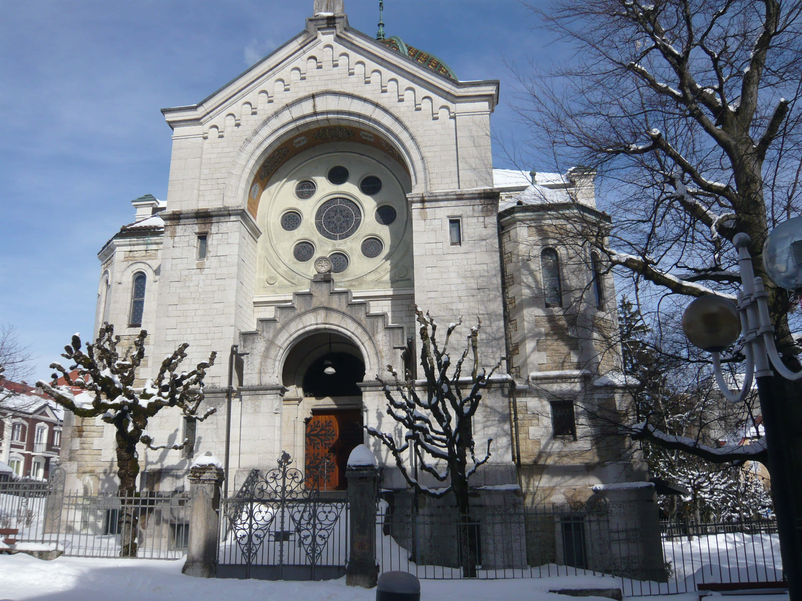 La Chaux De Fonds, stone synagogue, rose window, 2K Desktop Wallpaper