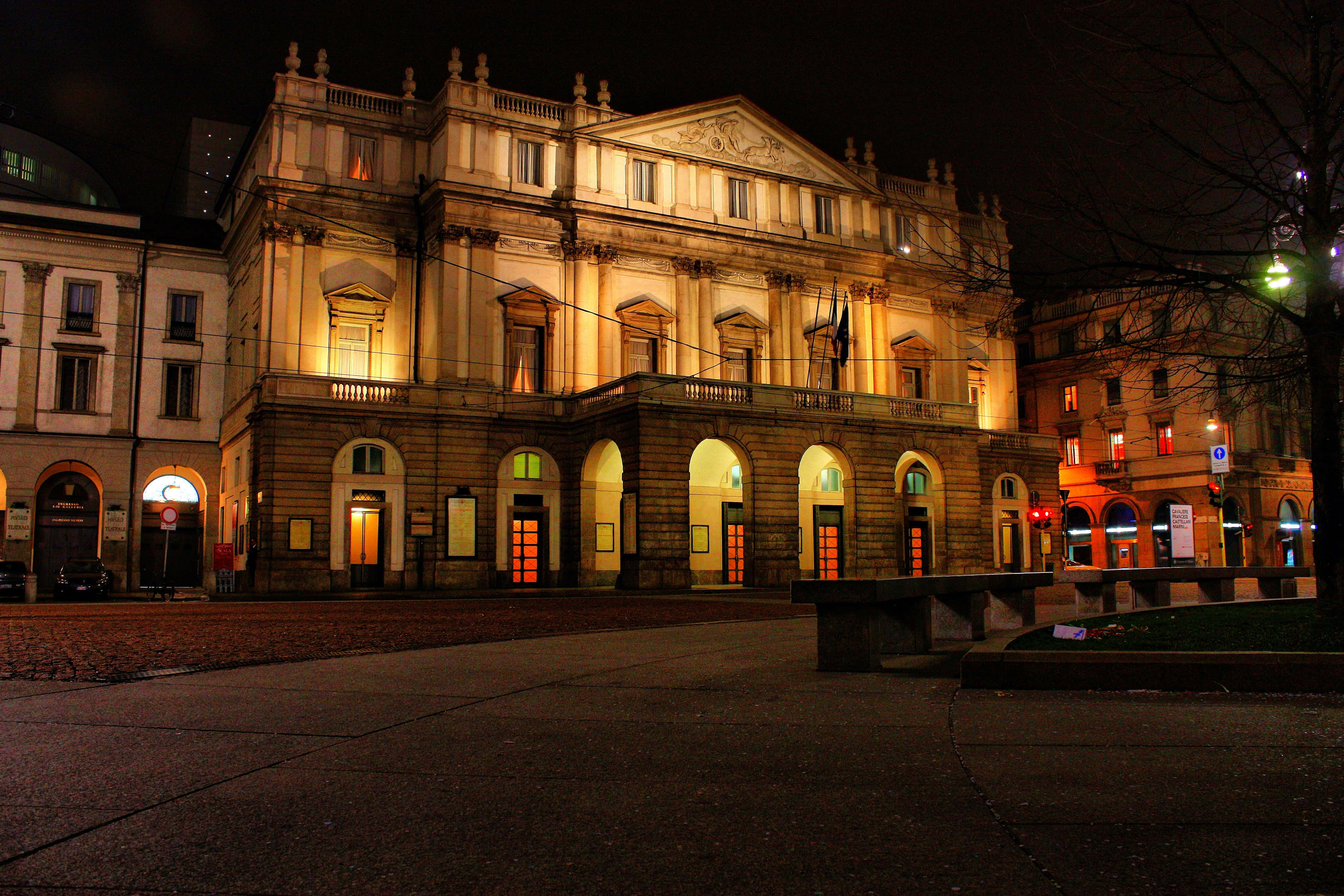 La Scala Opera House, neoclassical building, warm lights, 4K Desktop Wallpaper