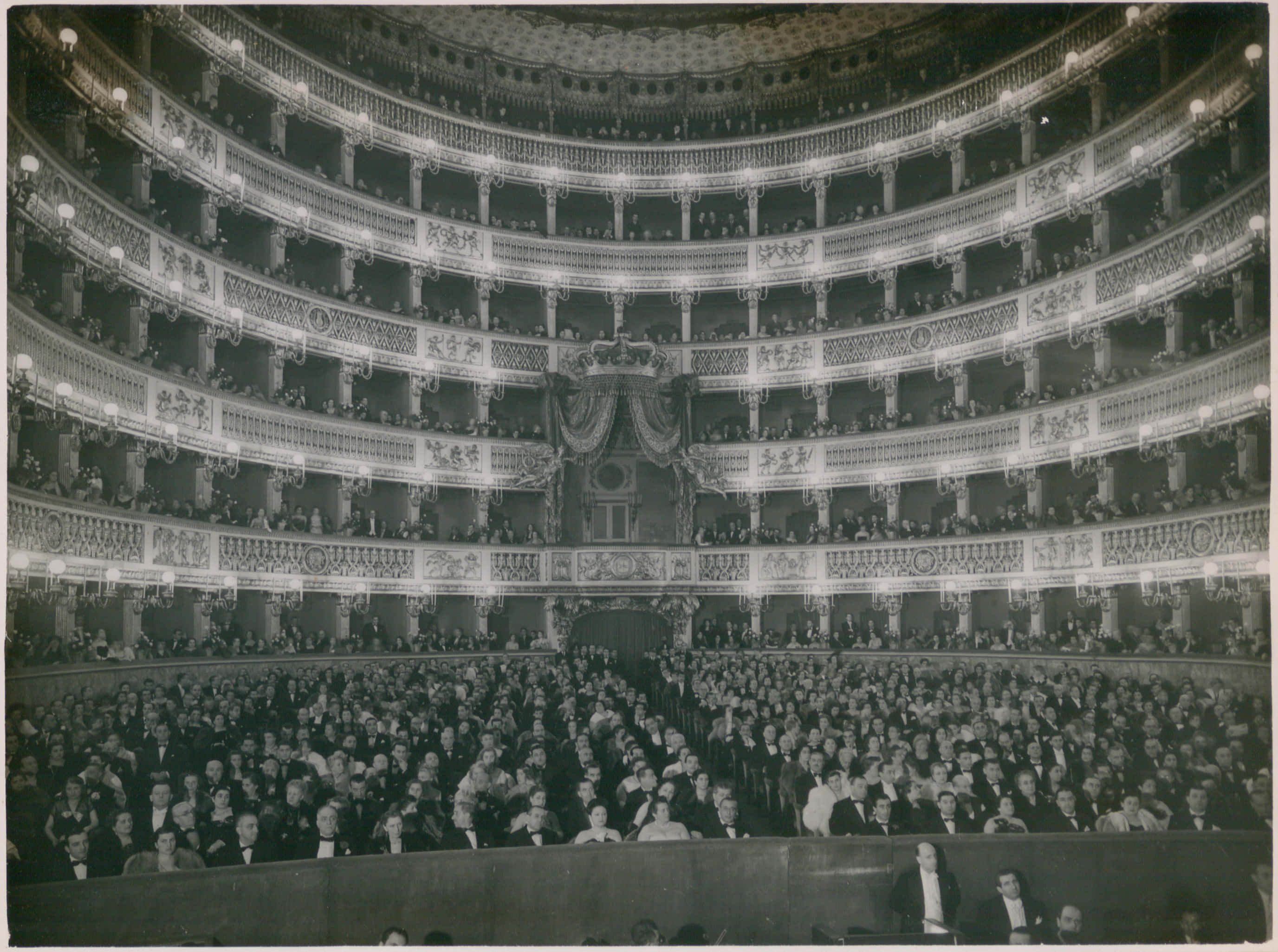 La Scala Opera House, ornate theater, warm chandeliers, 2K Desktop Wallpaper