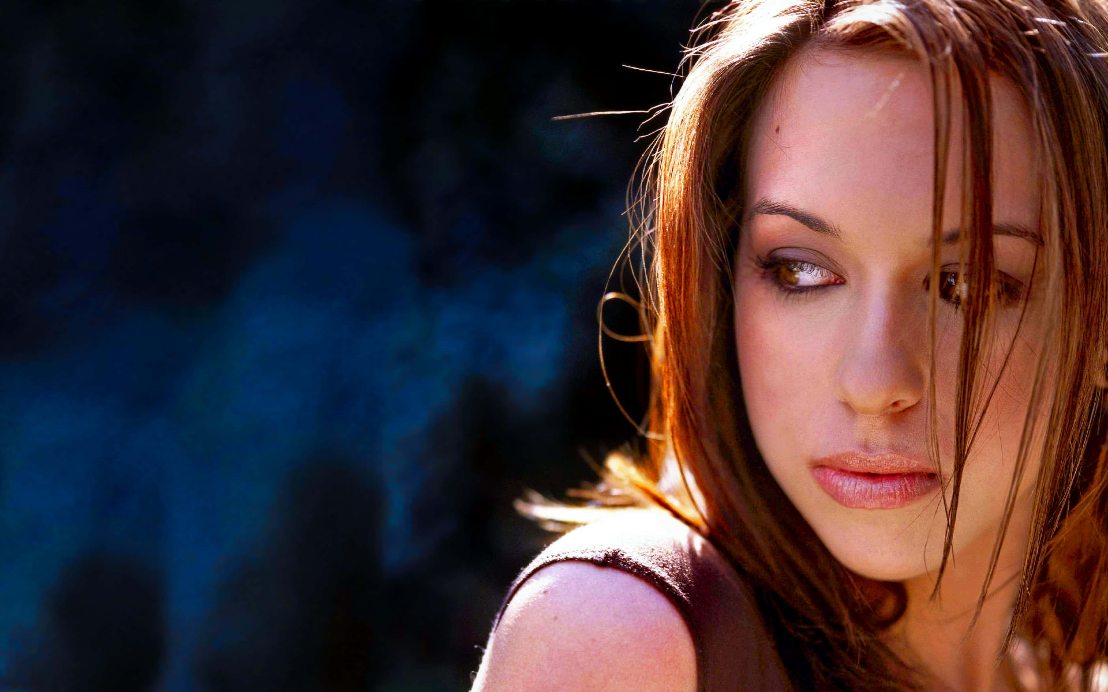 Lacey Chabert, sunlit brown hair, deep blue blurred background, 4K Desktop Wallpaper