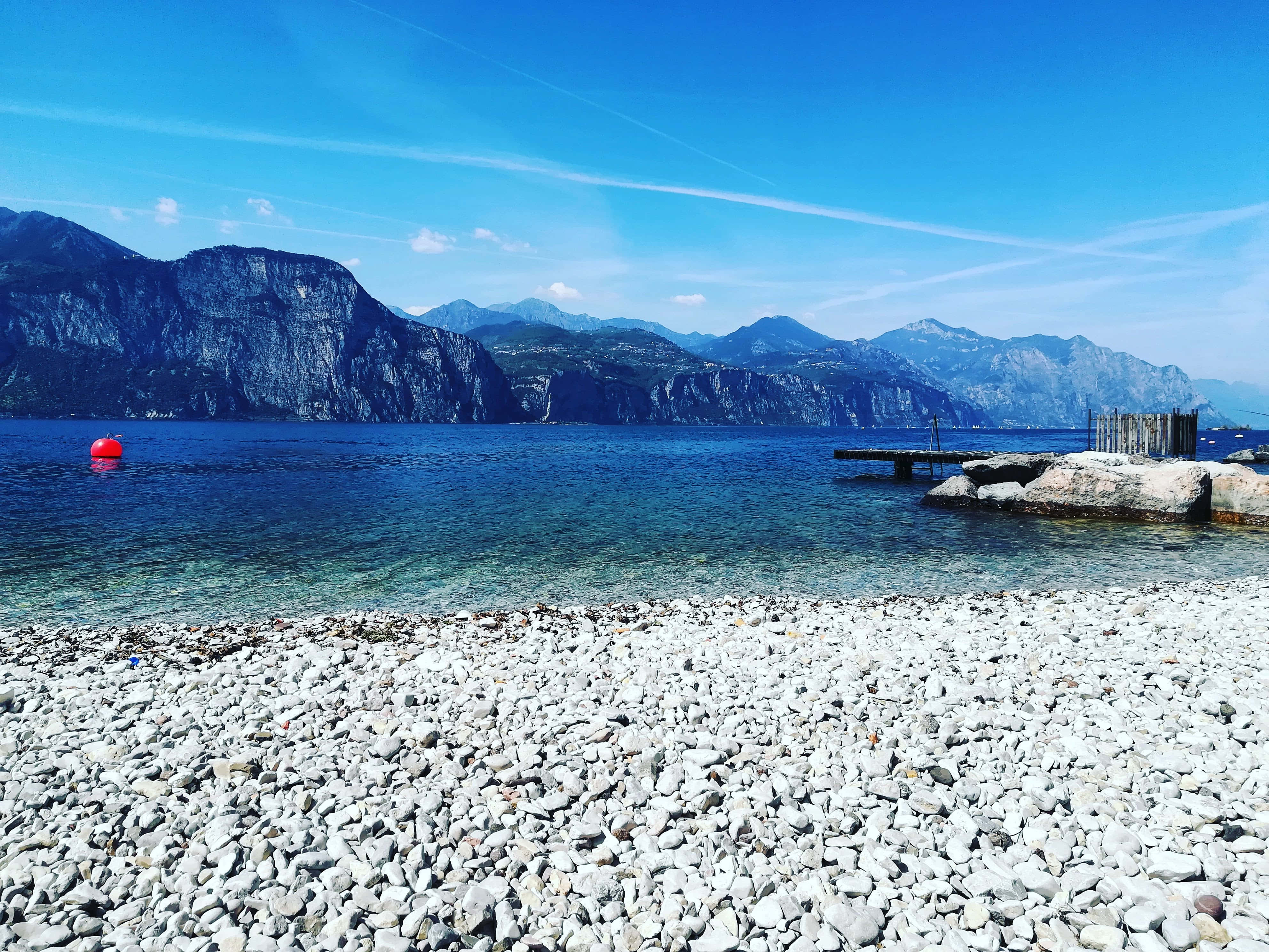 Lago Di Garda, pebble beach, clear blue water, 4K Desktop Wallpaper